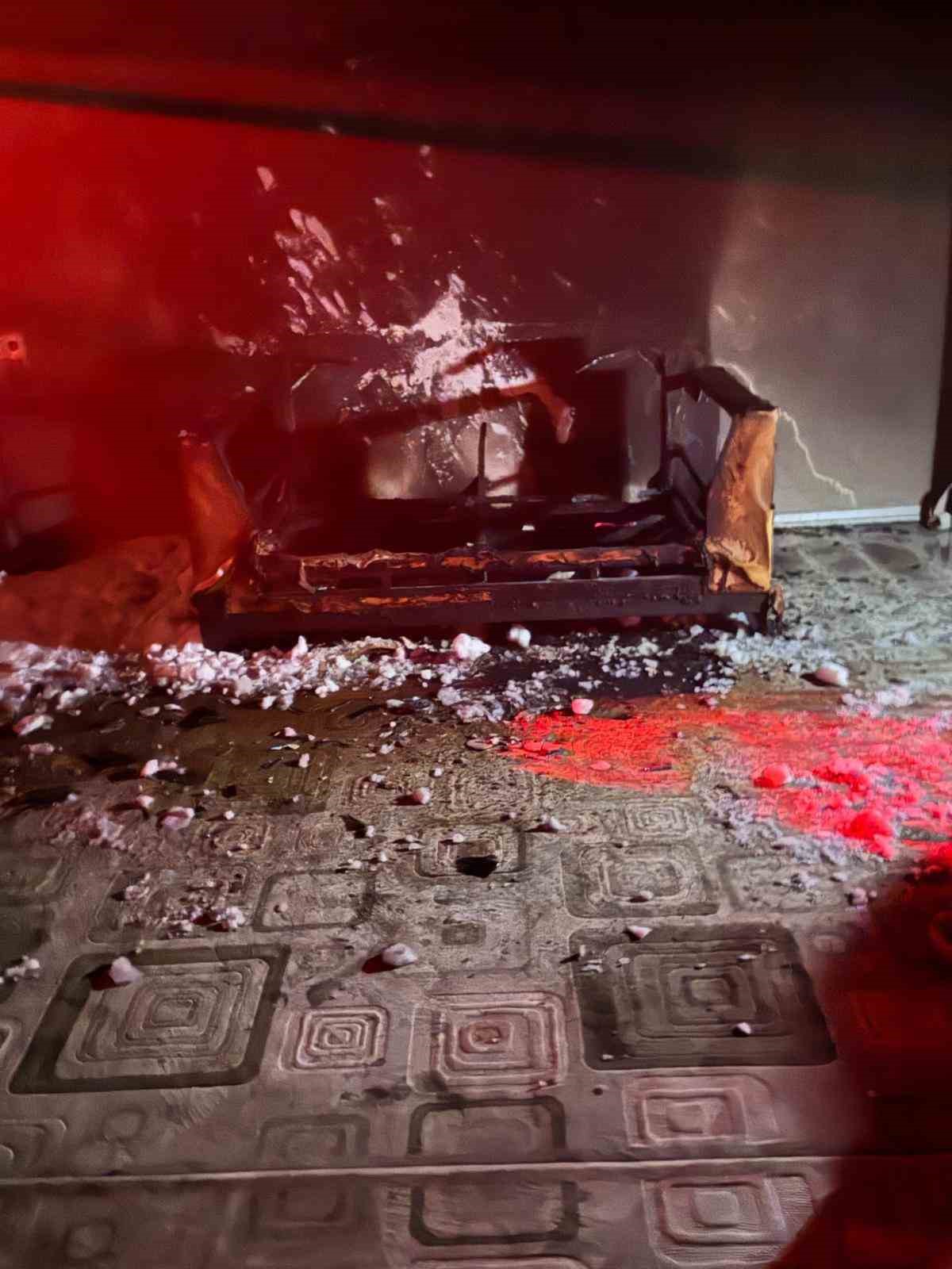 Van’da çıkan yangında bir ev kullanılamaz hale geldi
