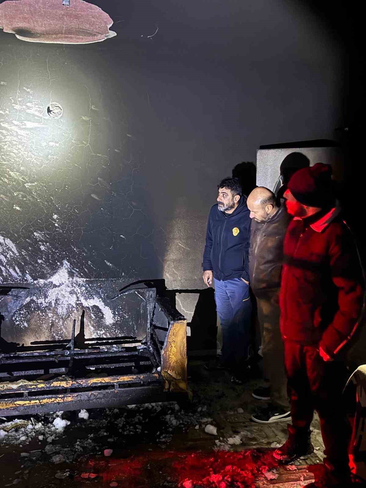 Van’da çıkan yangında bir ev kullanılamaz hale geldi
