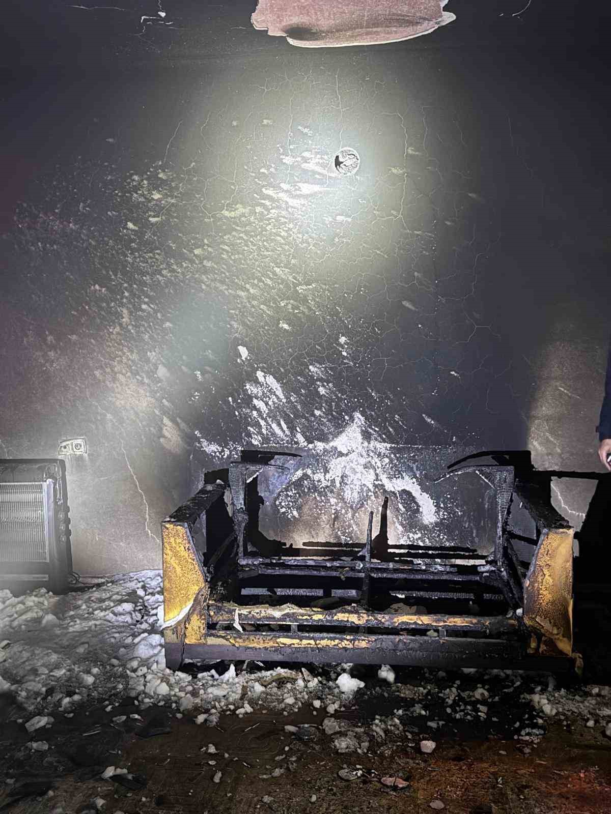 Van’da çıkan yangında bir ev kullanılamaz hale geldi
