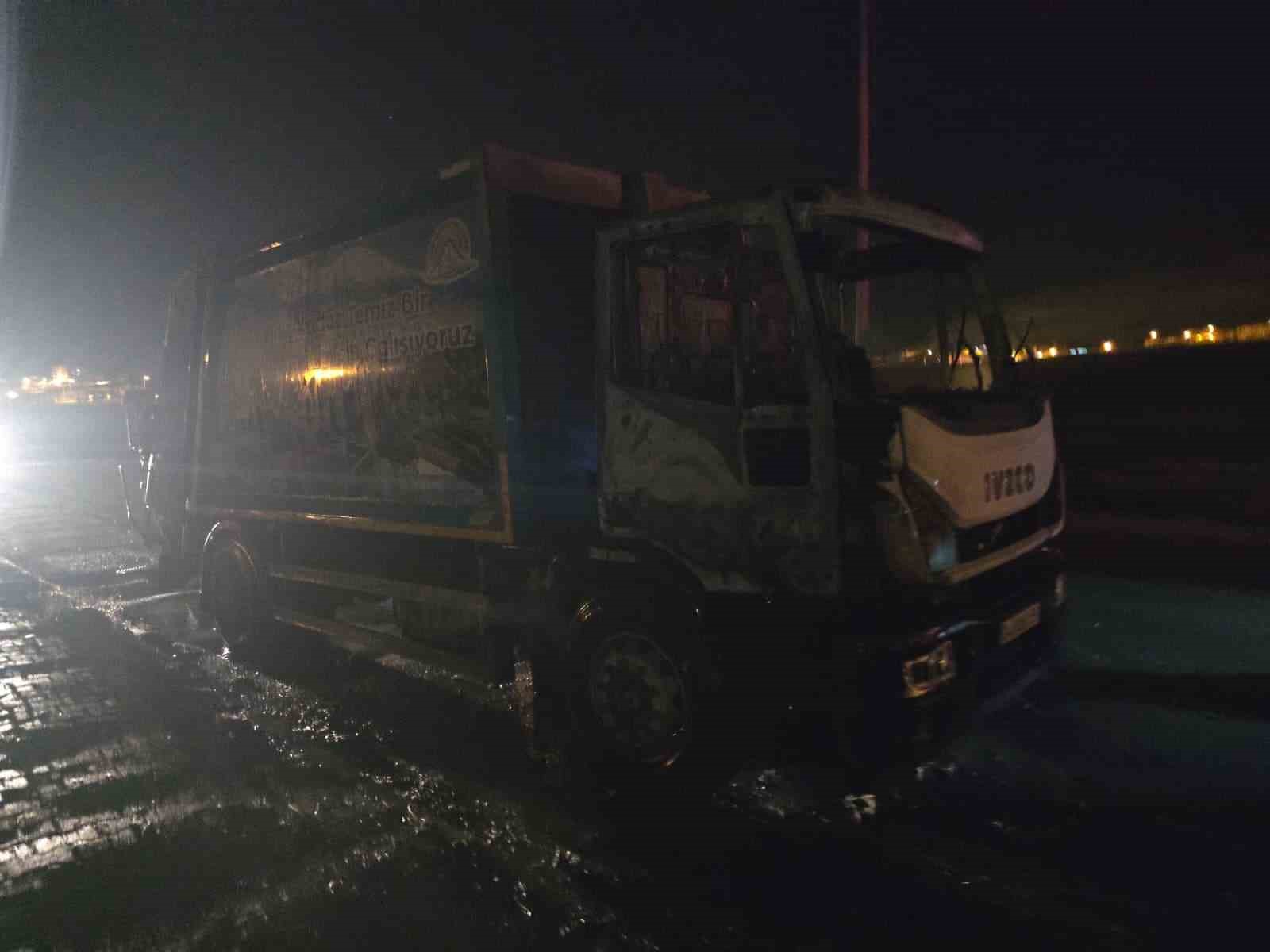 Van’da çöp kamyonu alev alev yandı
