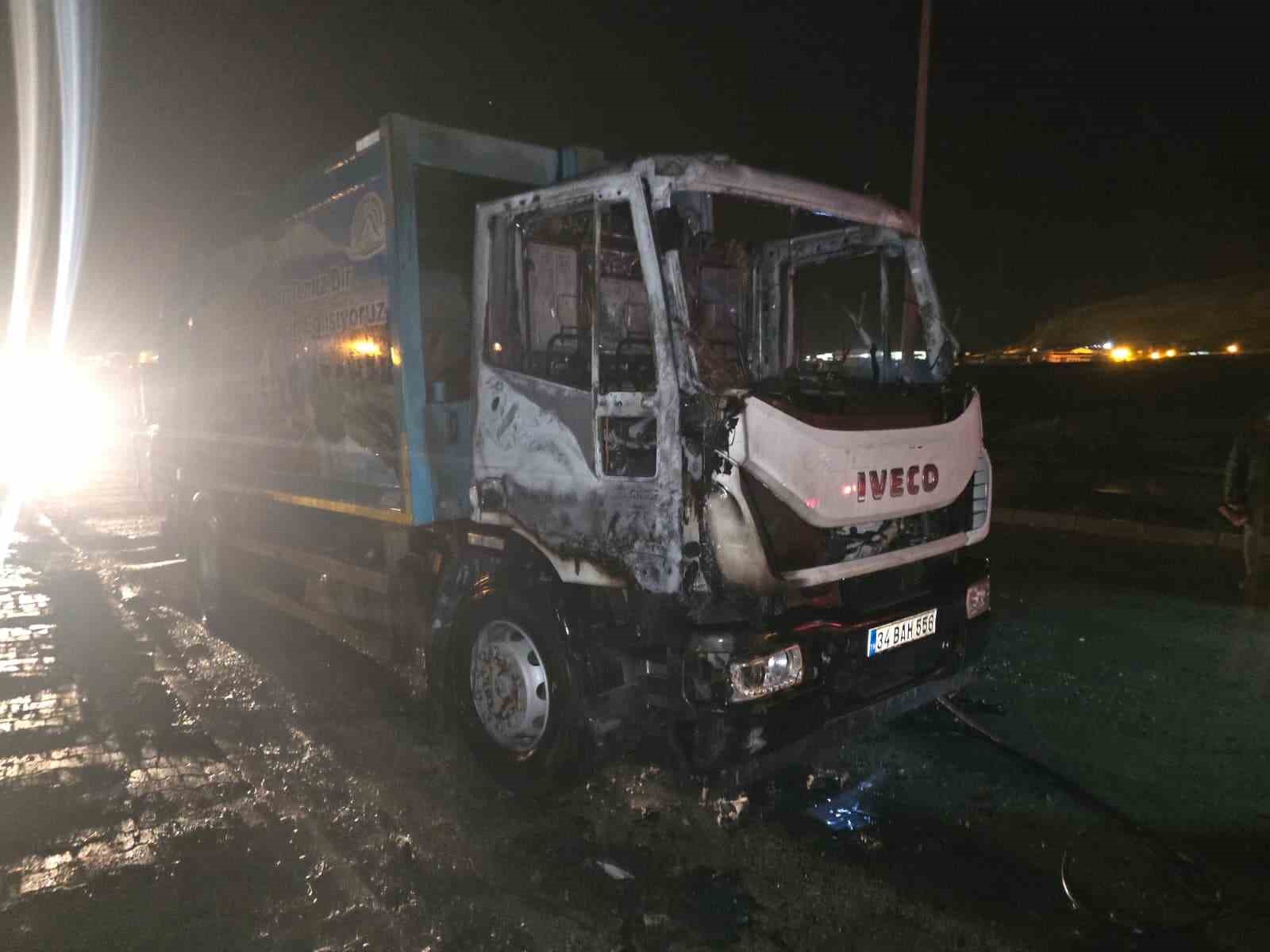 Van’da çöp kamyonu alev alev yandı
