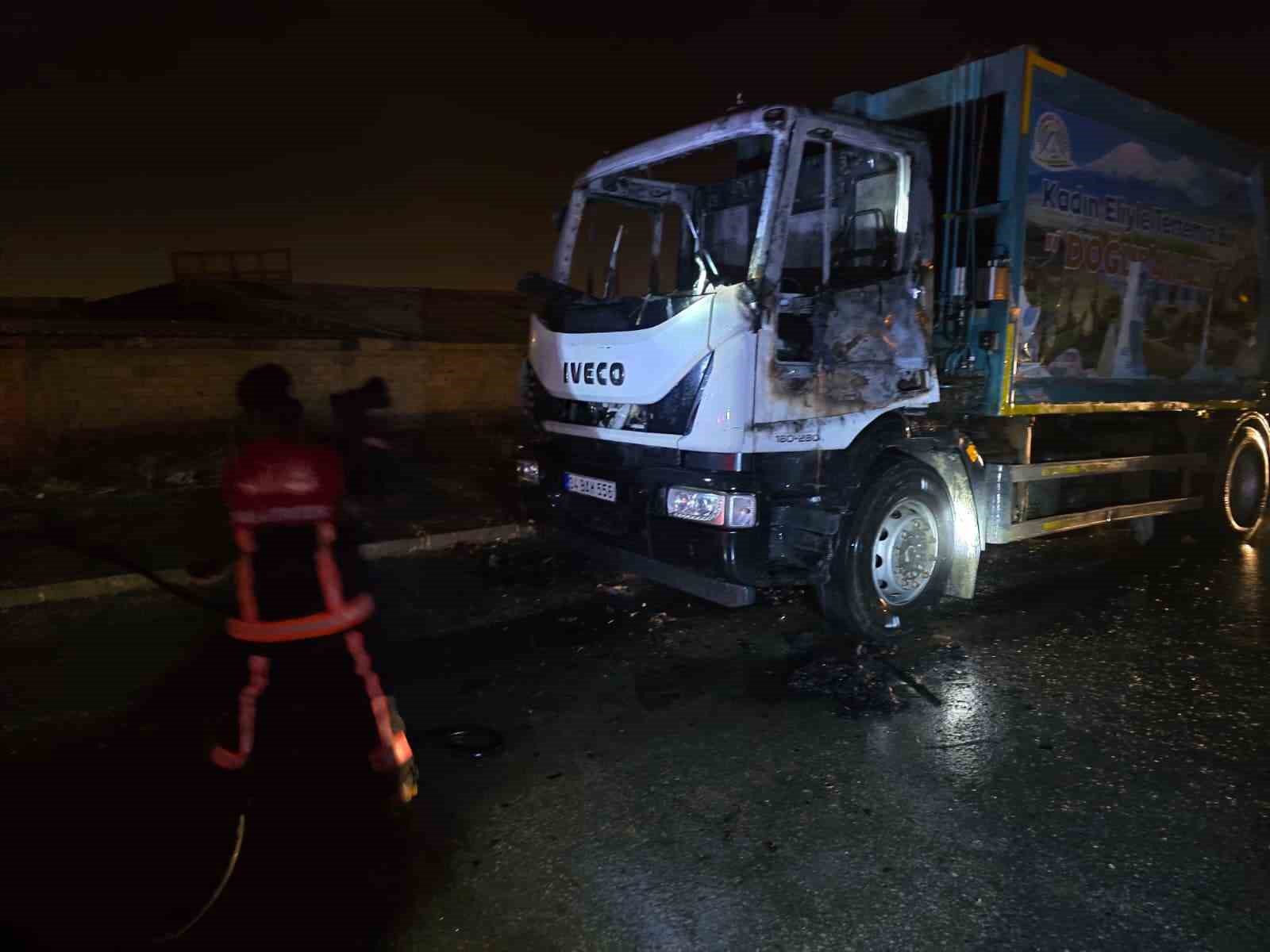 Van’da çöp kamyonu alev alev yandı
