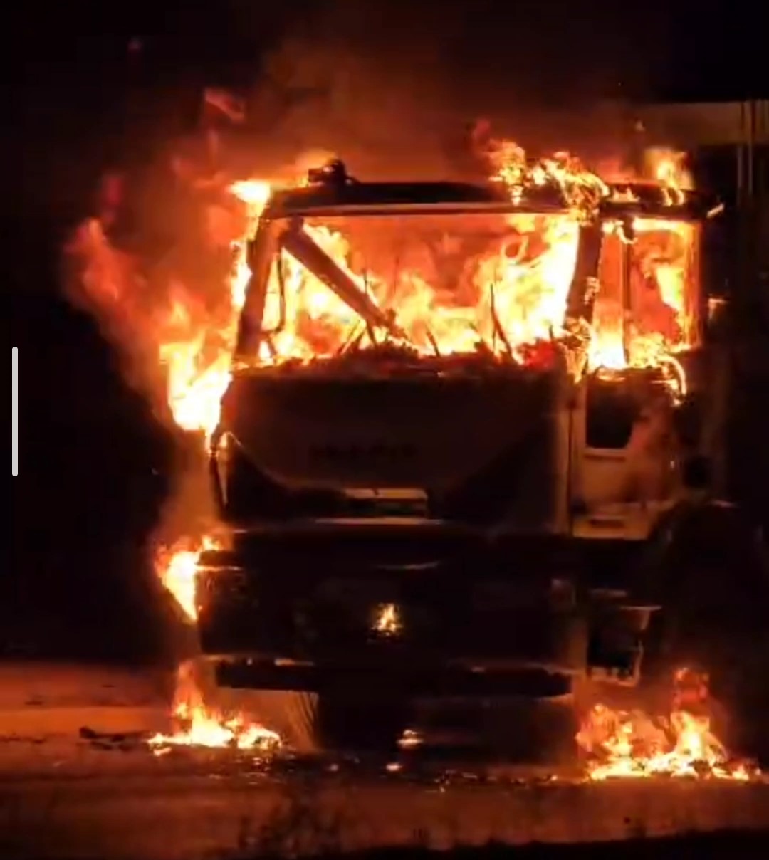 Van’da çöp kamyonu alev alev yandı
