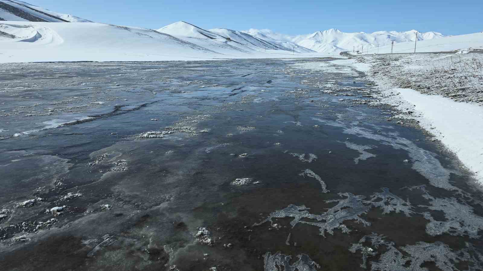 Van’da dondurucu soğuklar: Kar yağışı sonrası dereler buz tuttu
