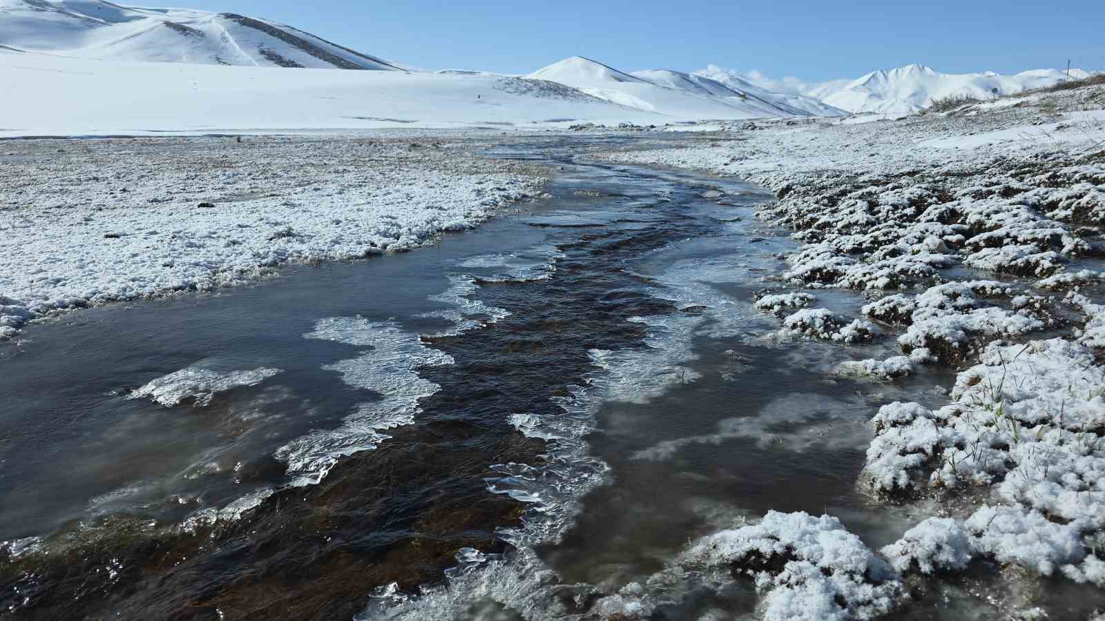Van’da dondurucu soğuklar: Kar yağışı sonrası dereler buz tuttu
