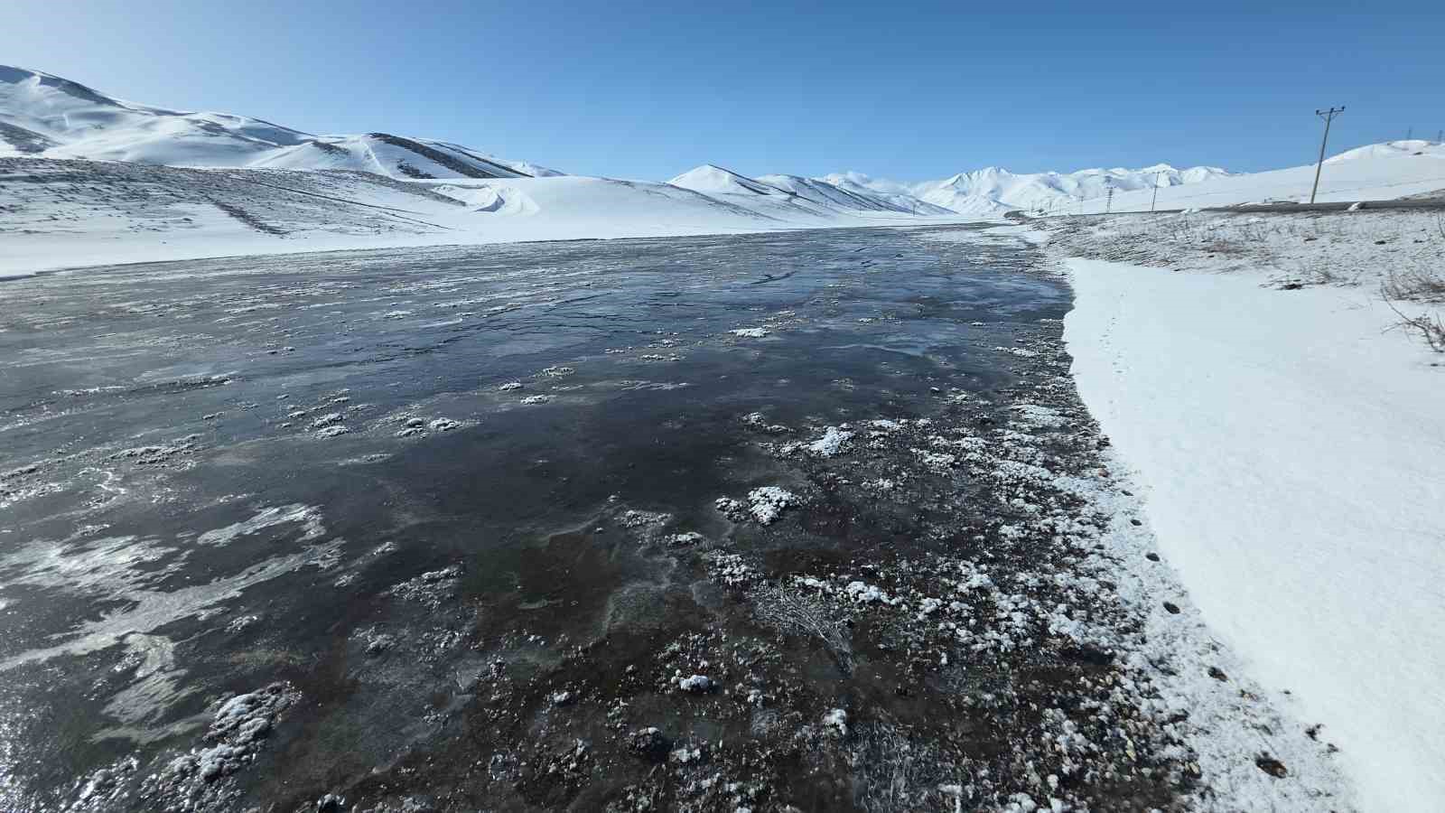 Van’da dondurucu soğuklar: Kar yağışı sonrası dereler buz tuttu
