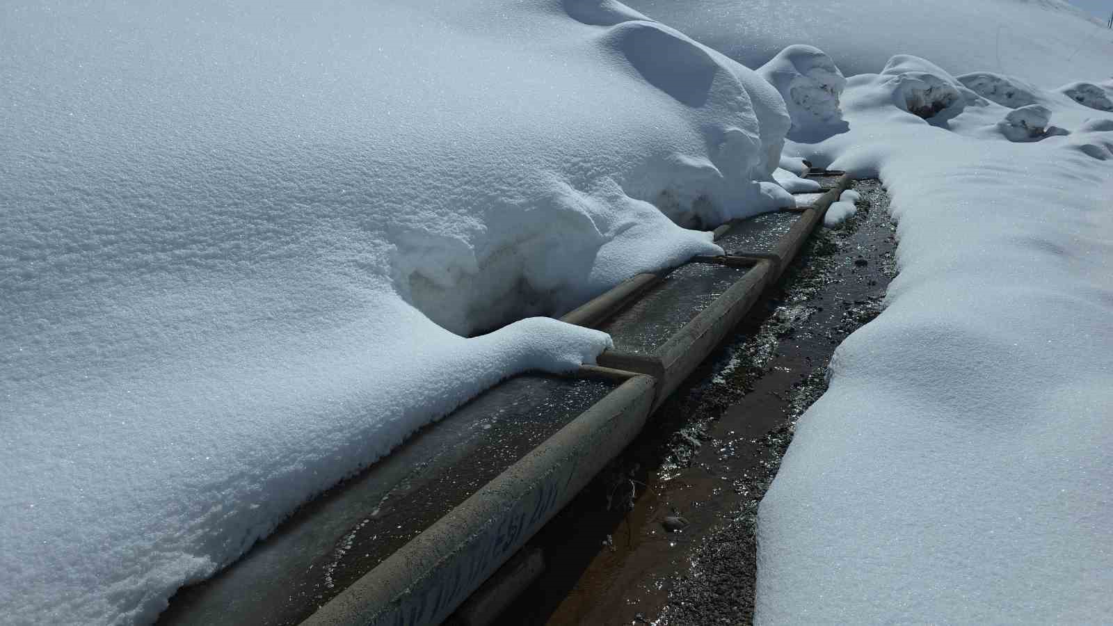 Van’da dondurucu soğuklar: Kar yağışı sonrası dereler buz tuttu
