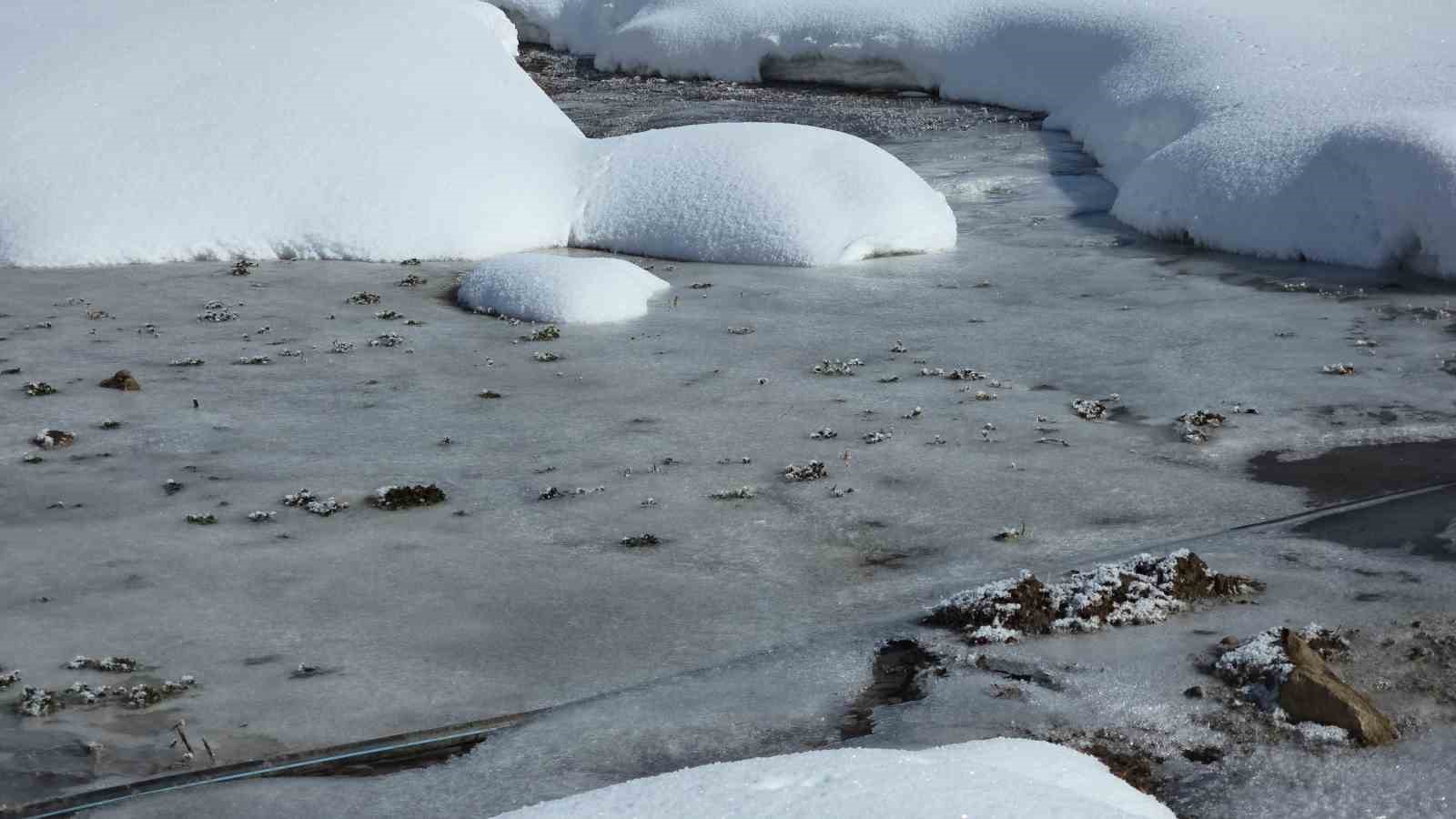 Van’da dondurucu soğuklar: Kar yağışı sonrası dereler buz tuttu
