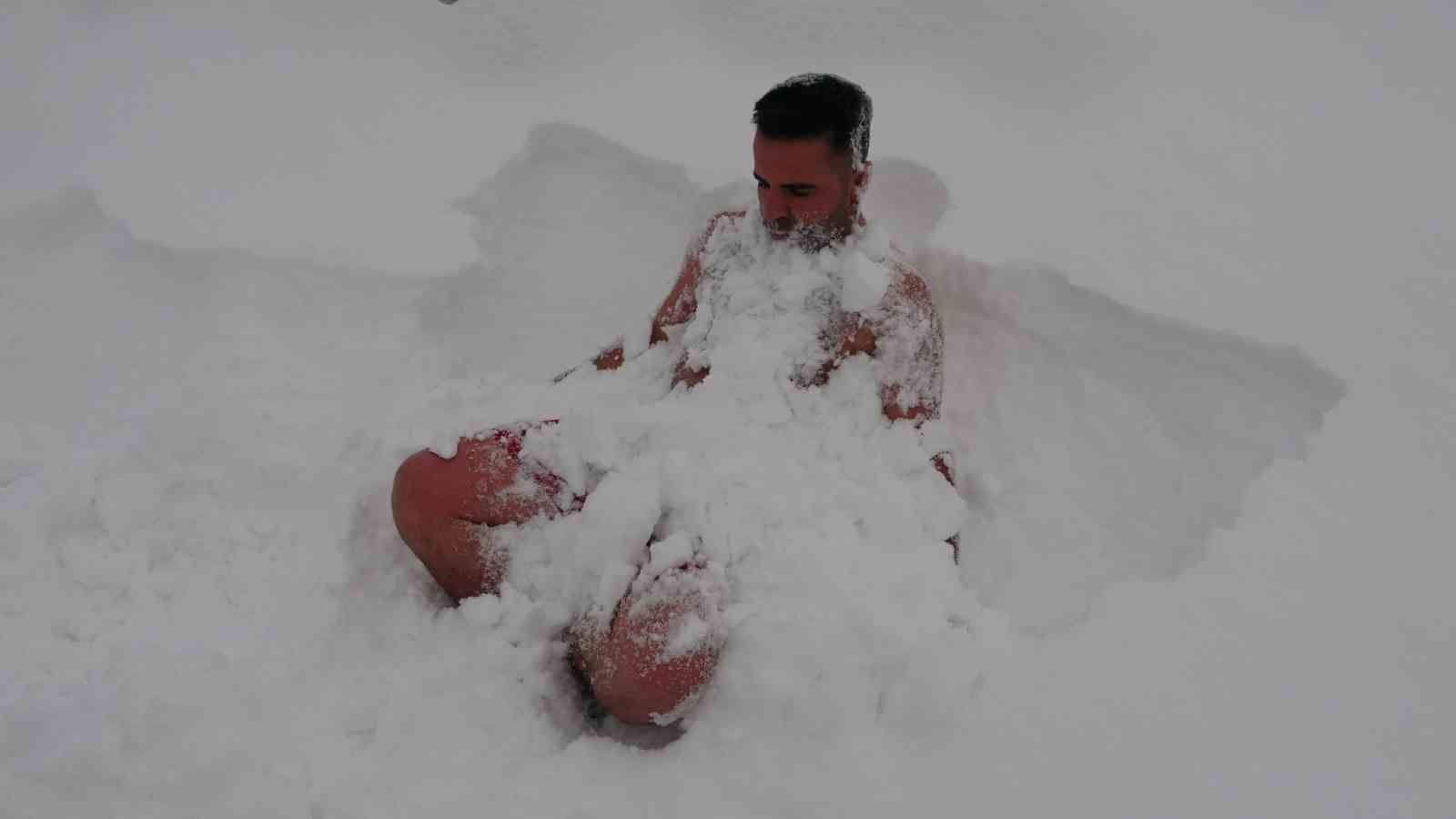 Van’da eksi 8 derecede kar banyosu yaptı
Van’da eksi 8 derecede kar banyosu yaptı