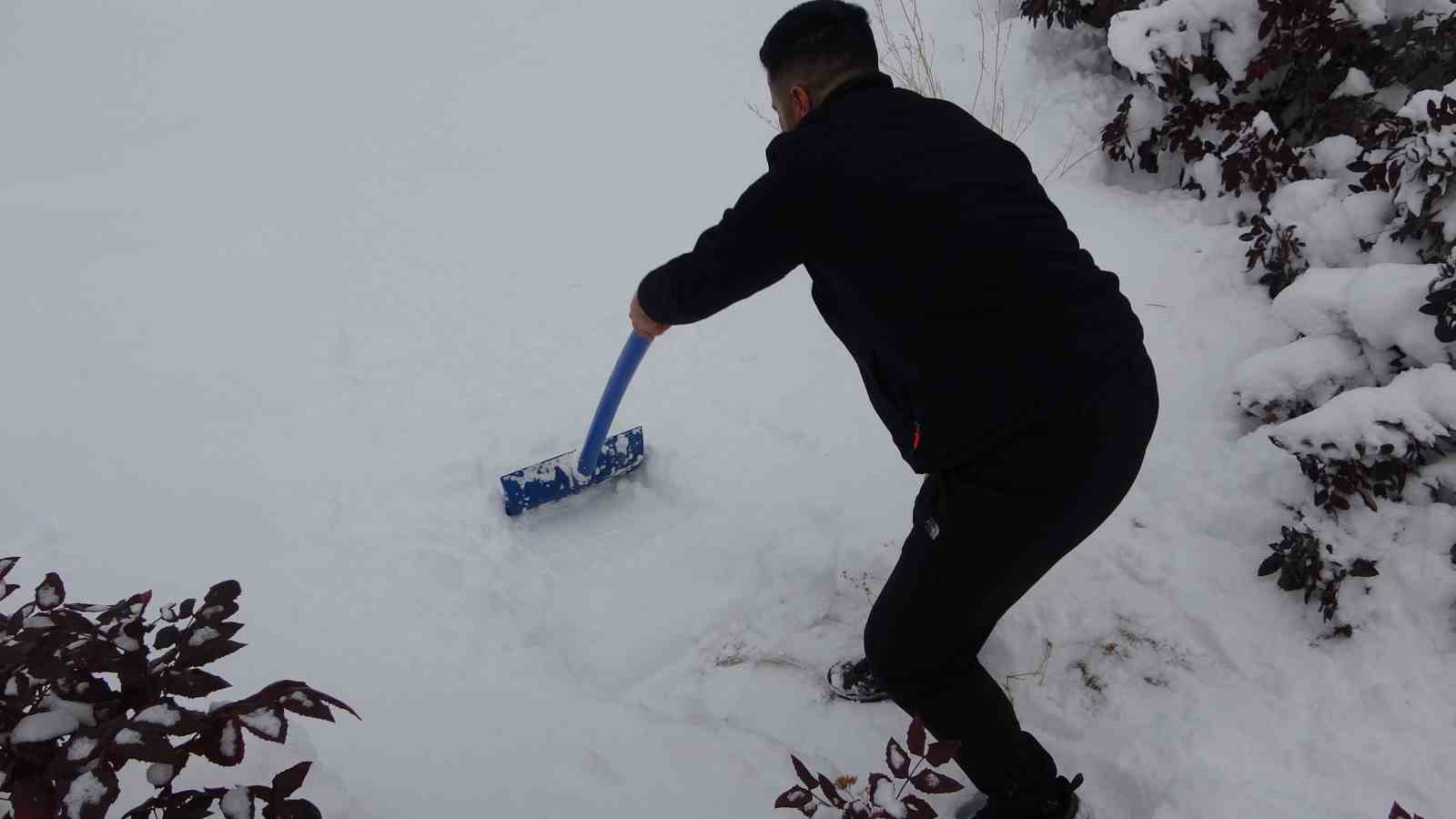 Van’da eksi 8 derecede kar banyosu yaptı
Van’da eksi 8 derecede kar banyosu yaptı