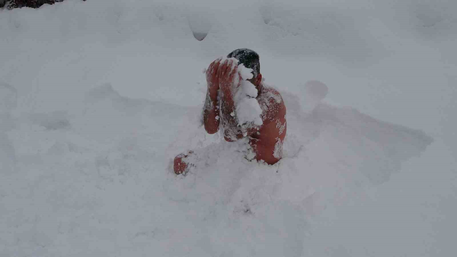 Van’da eksi 8 derecede kar banyosu yaptı
Van’da eksi 8 derecede kar banyosu yaptı