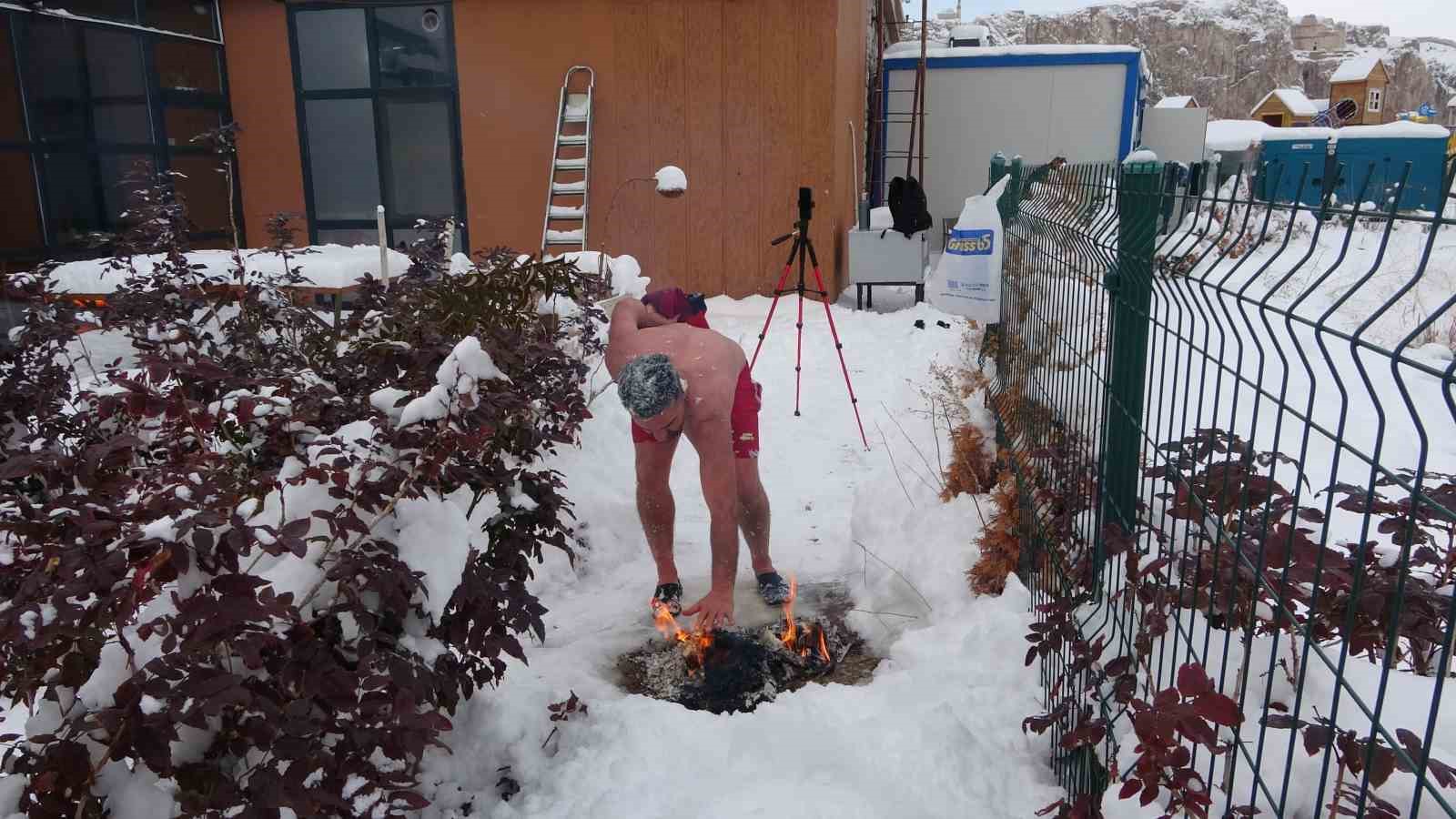 Van’da eksi 8 derecede kar banyosu yaptı
Van’da eksi 8 derecede kar banyosu yaptı