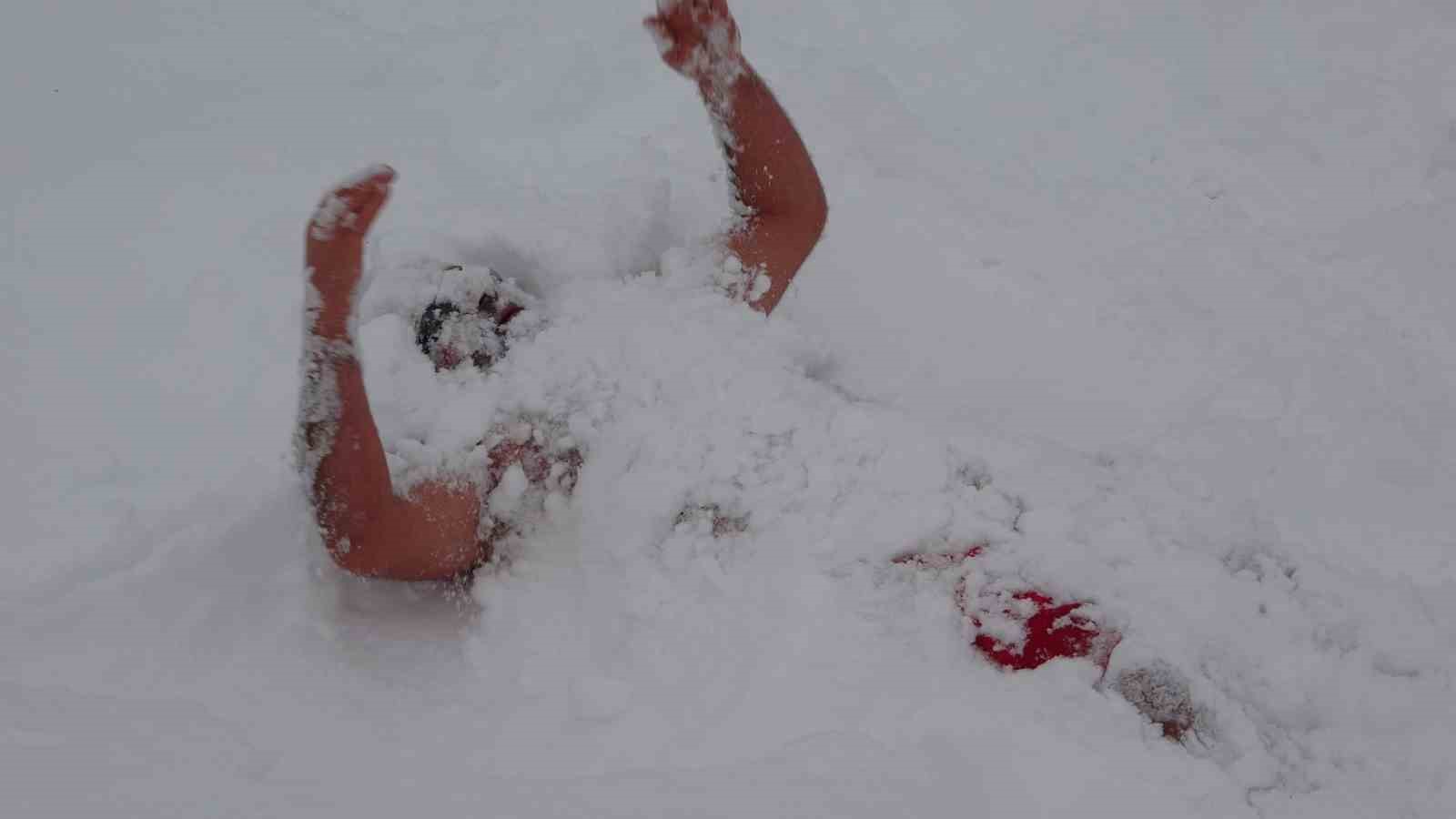 Van’da eksi 8 derecede kar banyosu yaptı
Van’da eksi 8 derecede kar banyosu yaptı