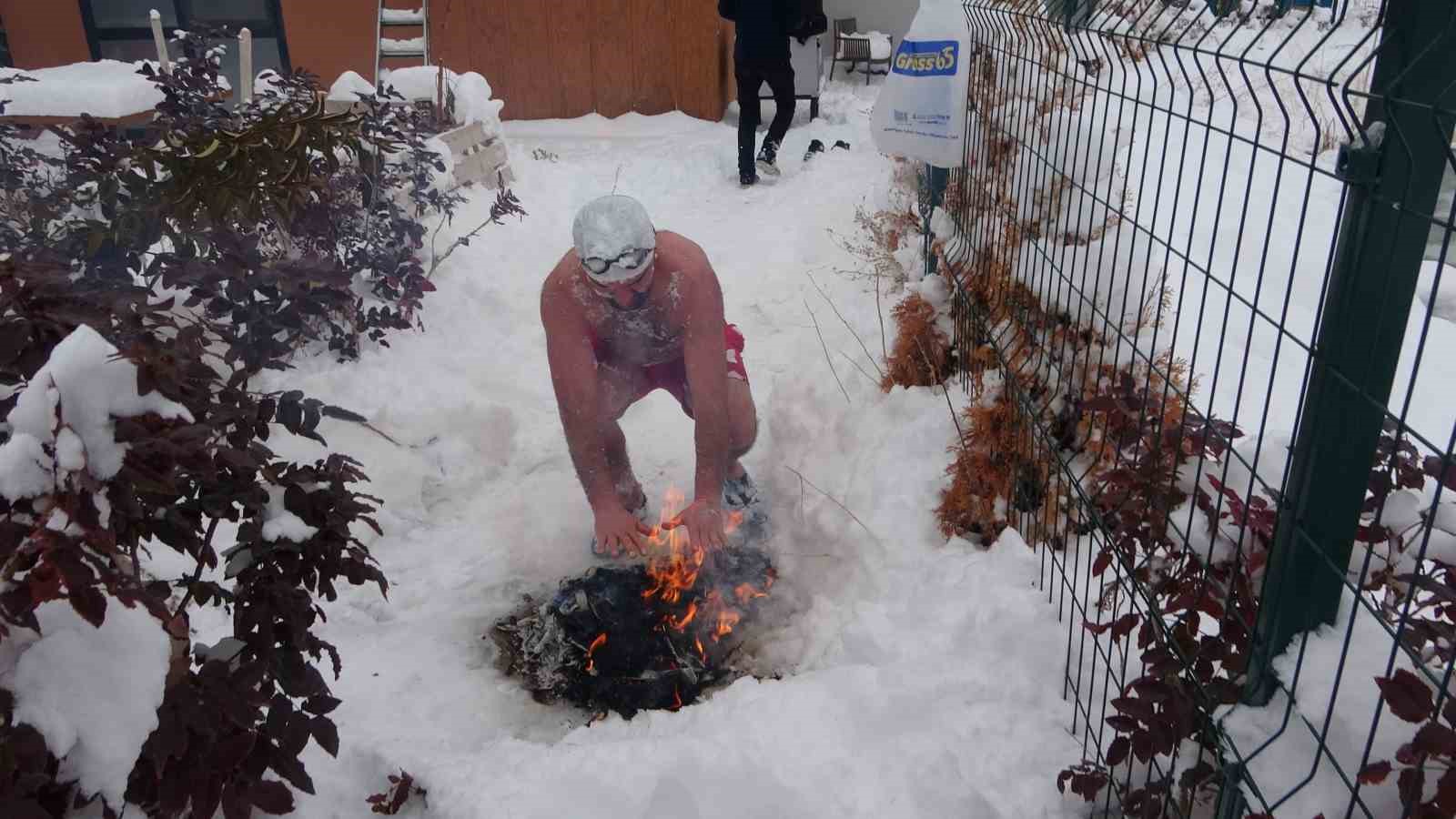 Van’da eksi 8 derecede kar banyosu yaptı
Van’da eksi 8 derecede kar banyosu yaptı