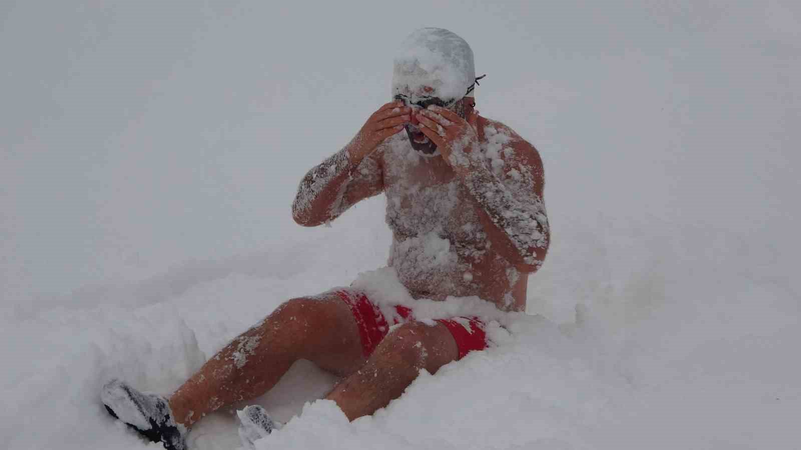 Van’da eksi 8 derecede kar banyosu yaptı
Van’da eksi 8 derecede kar banyosu yaptı
