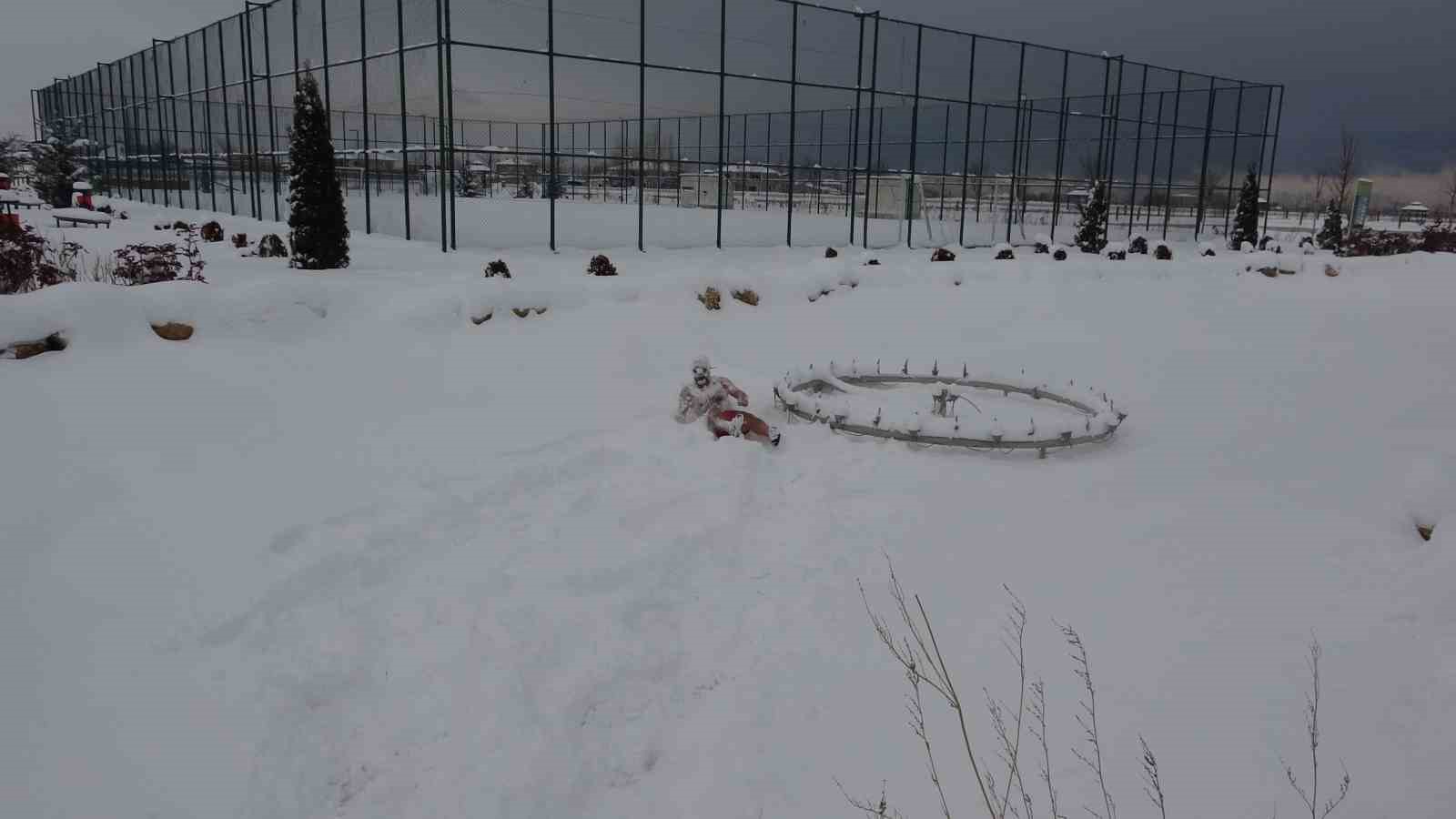 Van’da eksi 8 derecede kar banyosu yaptı
Van’da eksi 8 derecede kar banyosu yaptı