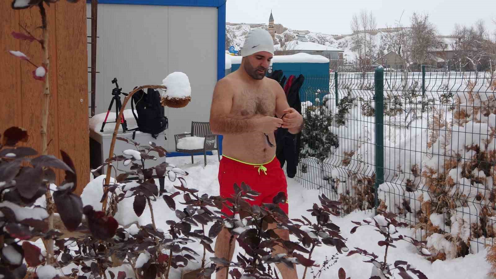 Van’da eksi 8 derecede kar banyosu yaptı
Van’da eksi 8 derecede kar banyosu yaptı