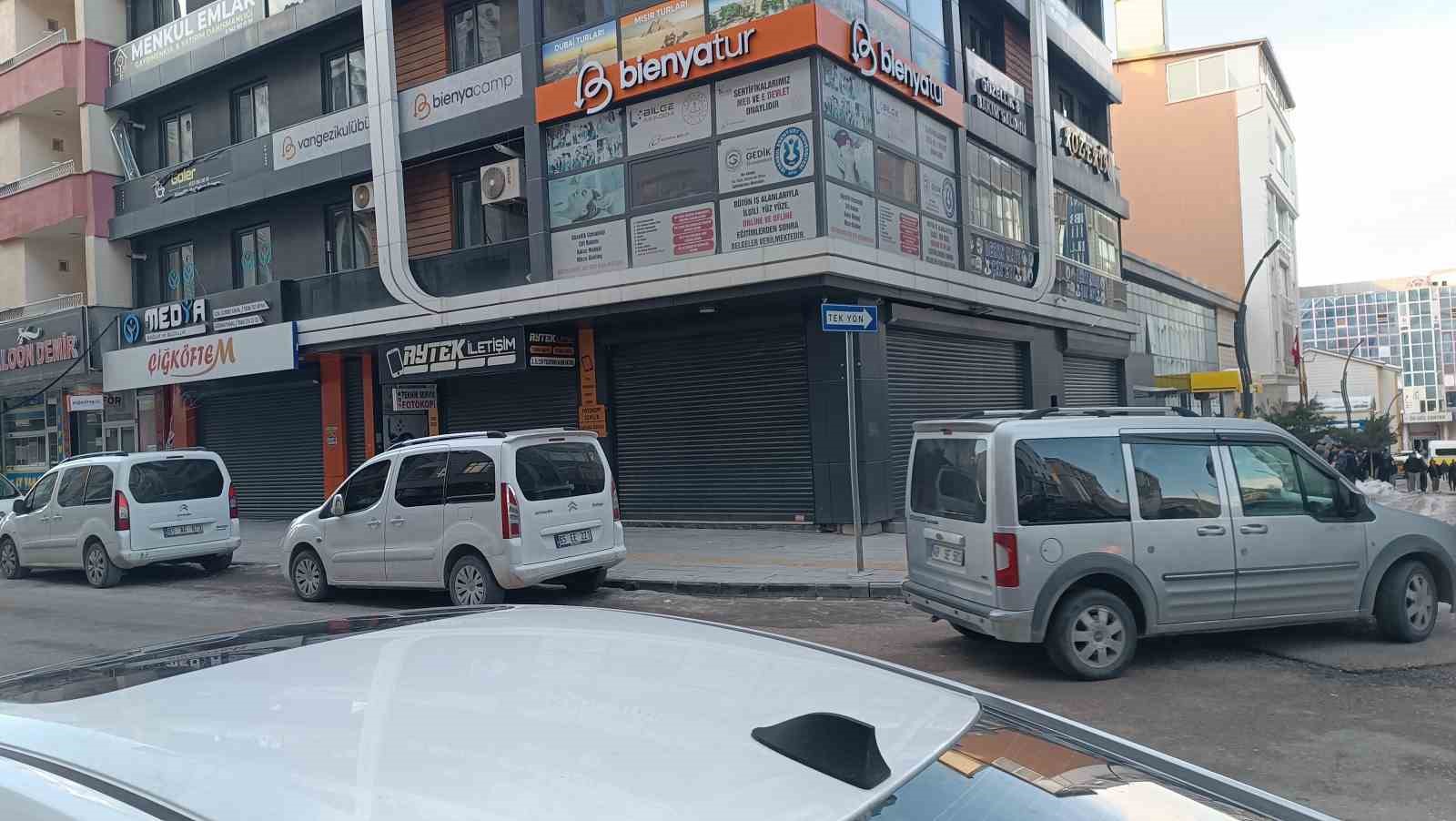 Van’da elektrik kesintisi esnafı mağdur etti
