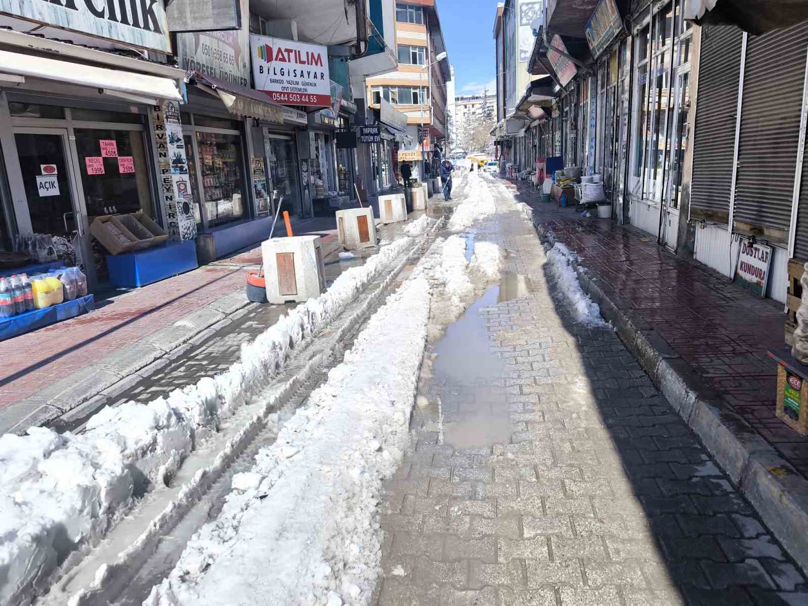 Van’da esnaf ve vatandaşlardan "altyapı ve temizlik" tepkisi
