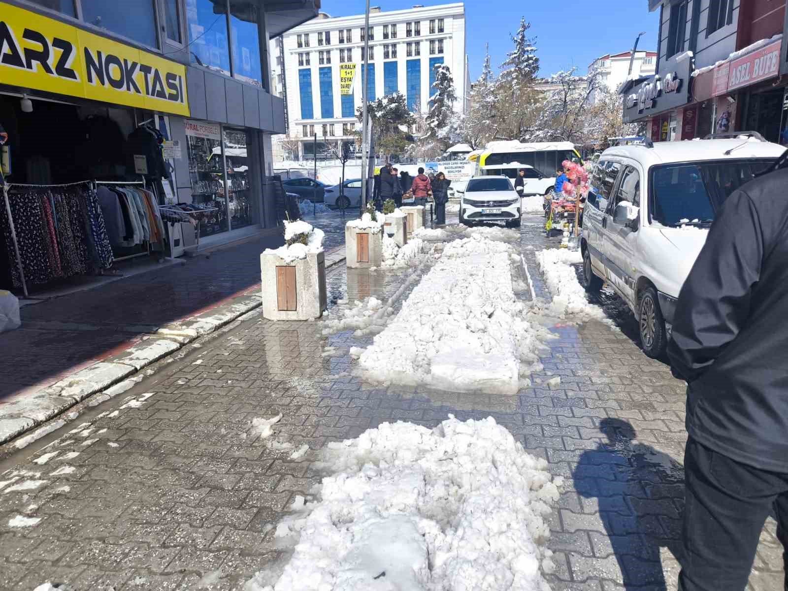 Van’da esnaf ve vatandaşlardan "altyapı ve temizlik" tepkisi
