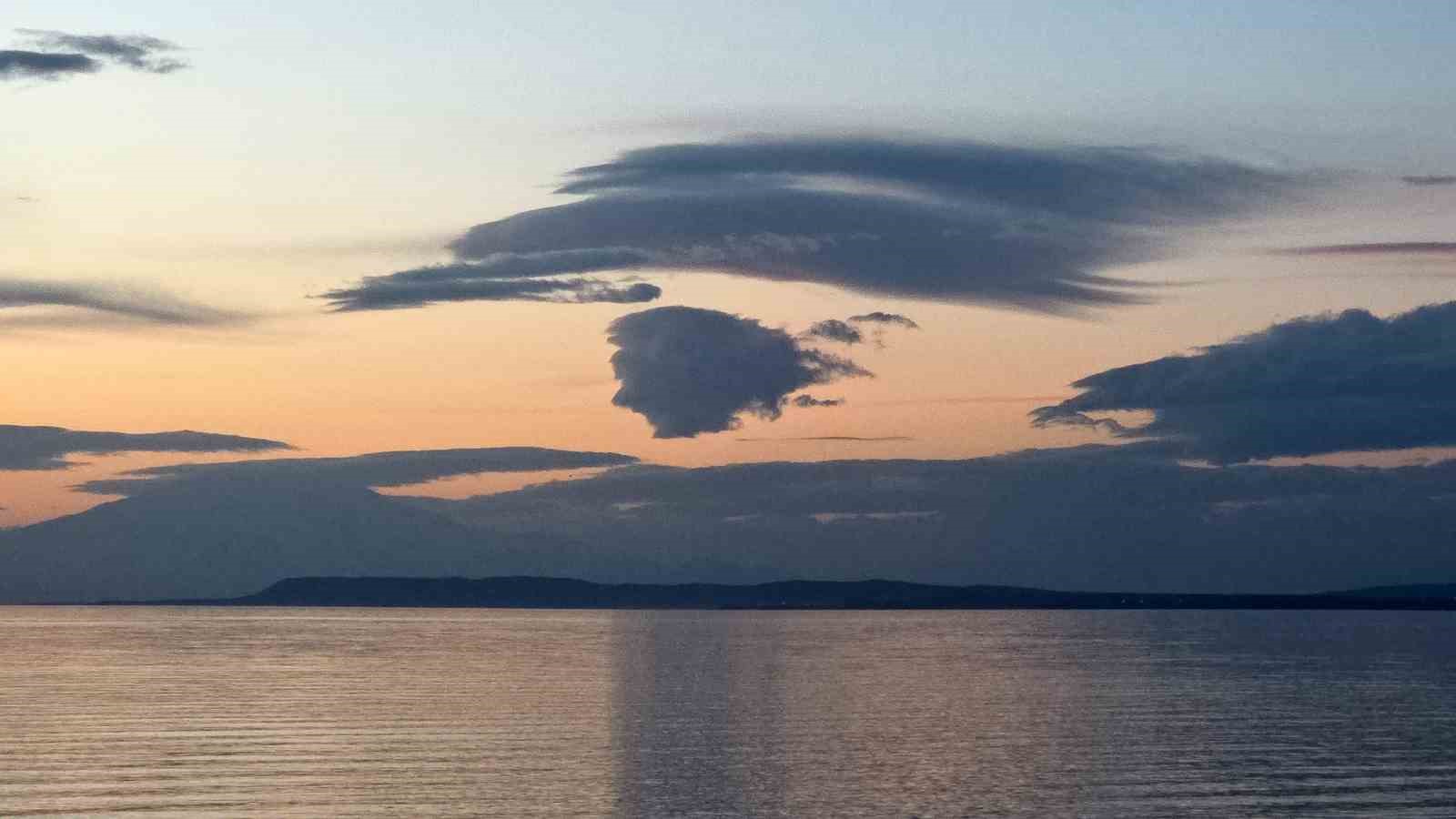 Van’da eşsiz manzara: Gökyüzündeki insan silüeti gölle bütünleşti
