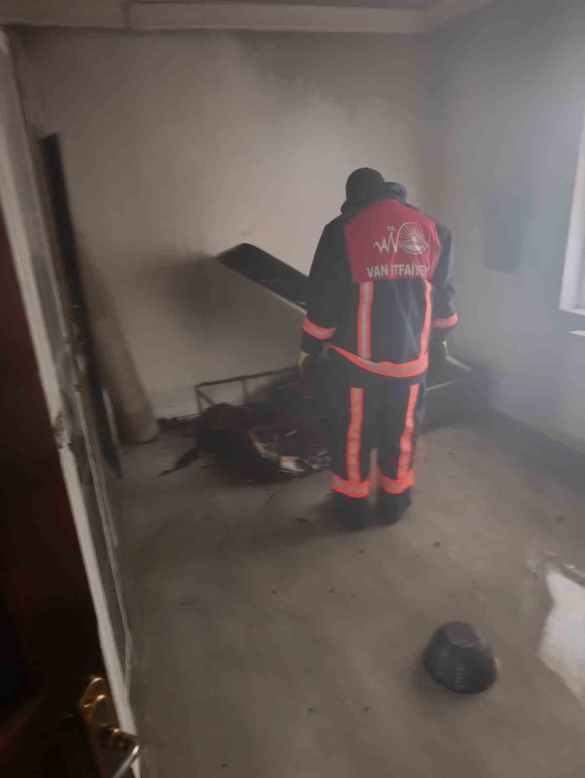 Van’da ev yangını
