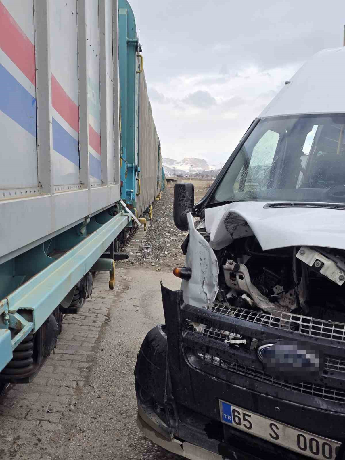 Van’da faciadan dönüldü: Tren ile okul servisi çarpıştı
