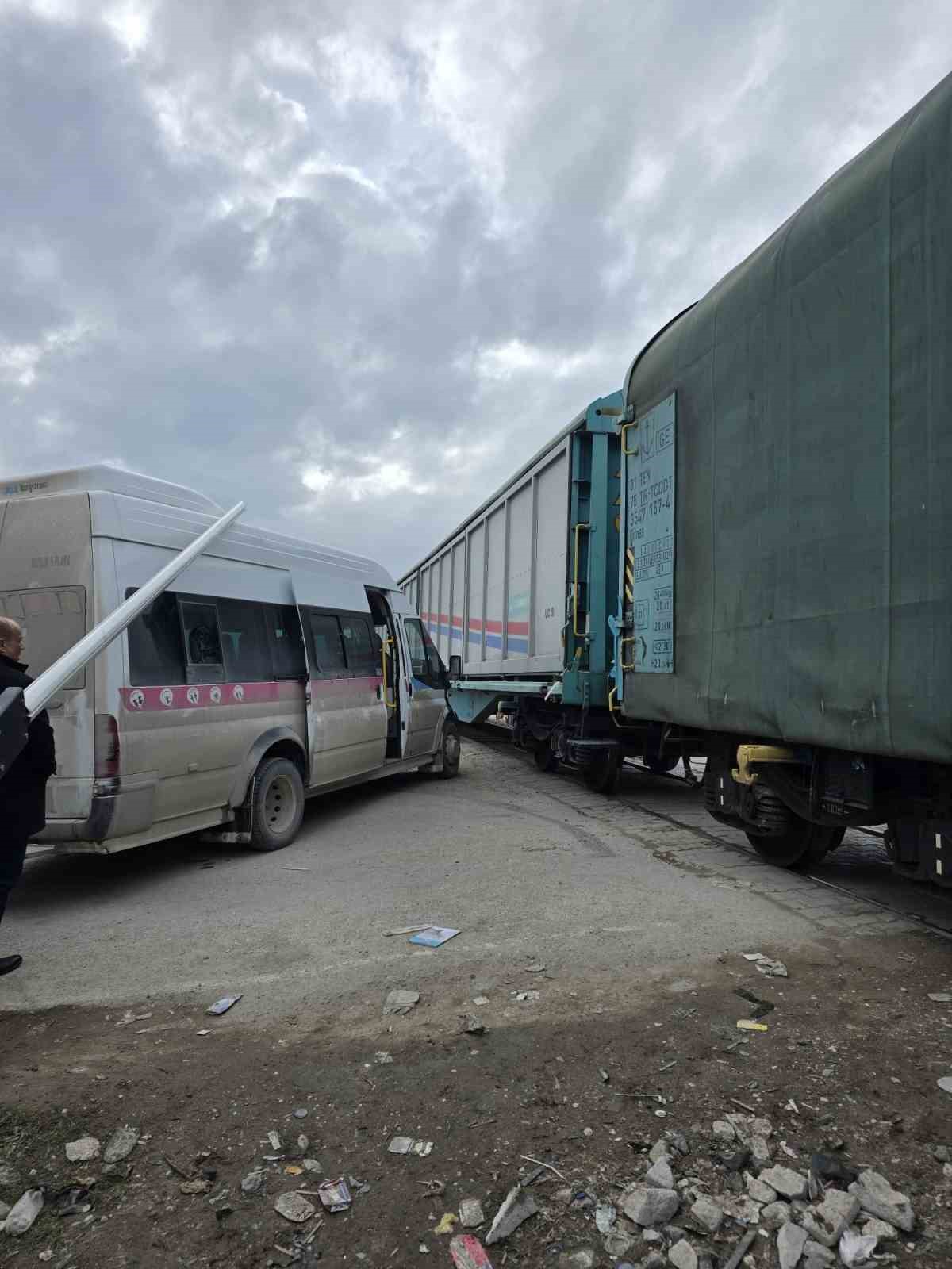 Van’da faciadan dönüldü: Tren ile okul servisi çarpıştı
