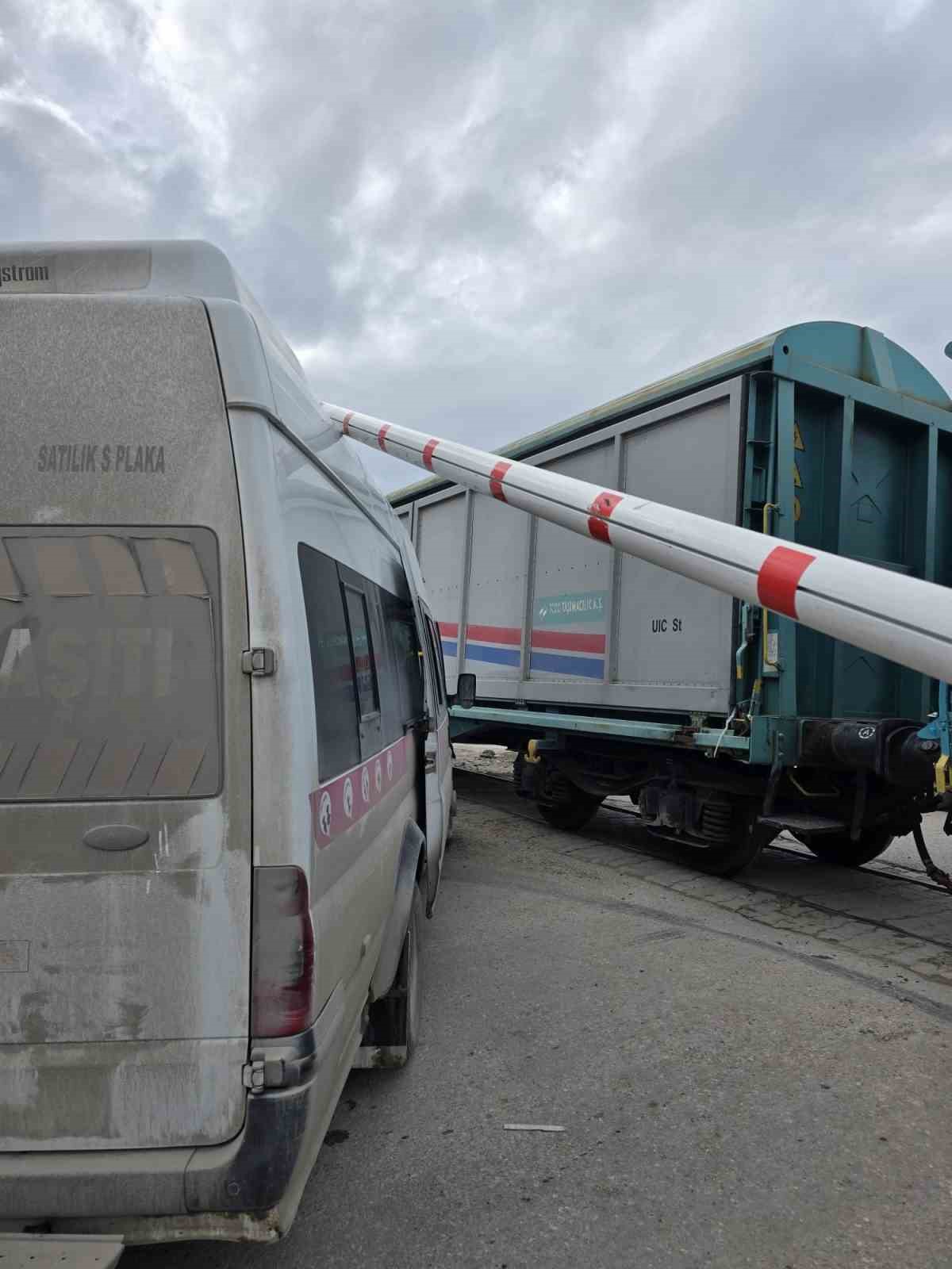 Van’da faciadan dönüldü: Tren ile okul servisi çarpıştı
