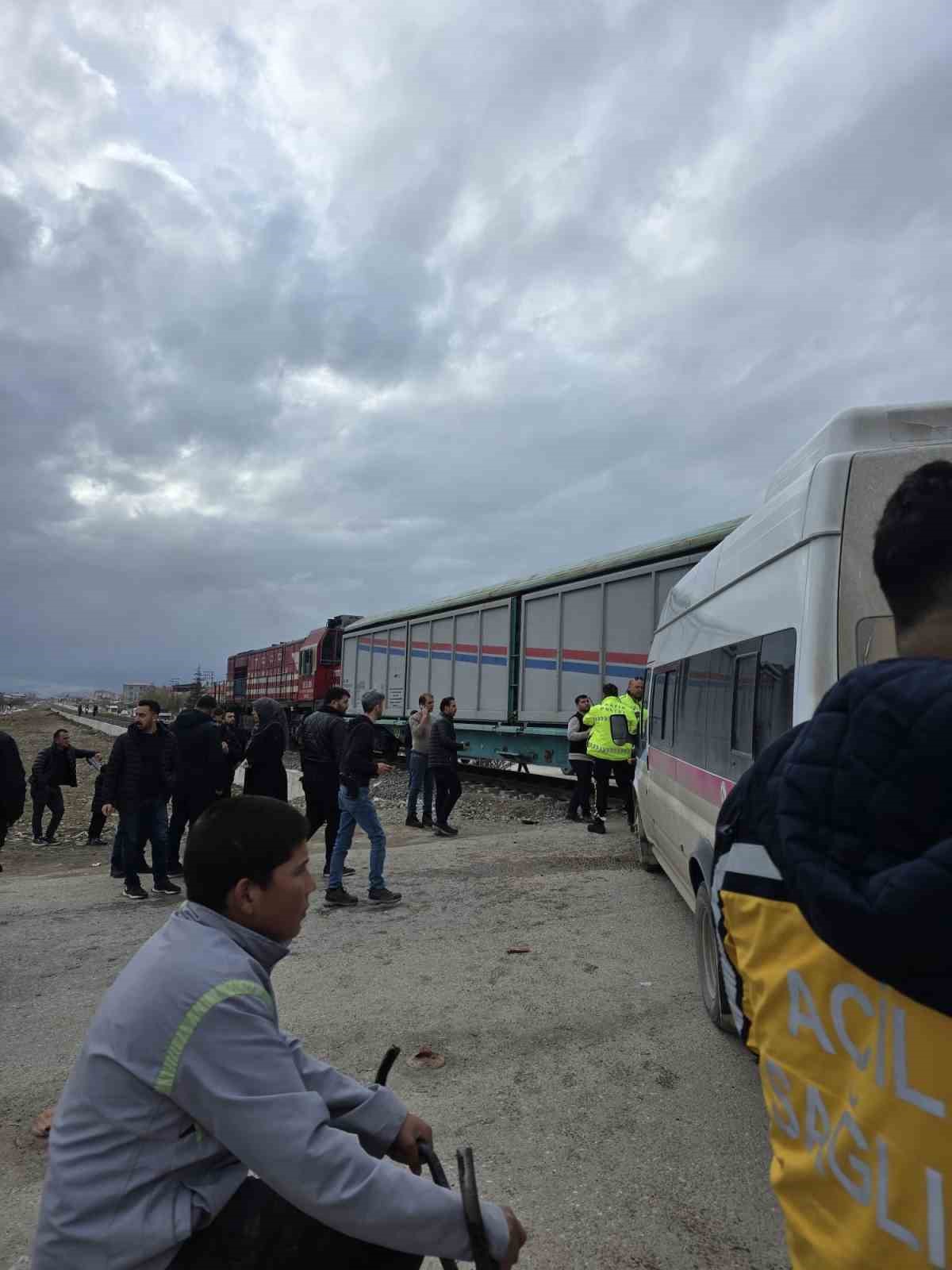 Van’da faciadan dönüldü: Tren ile okul servisi çarpıştı
