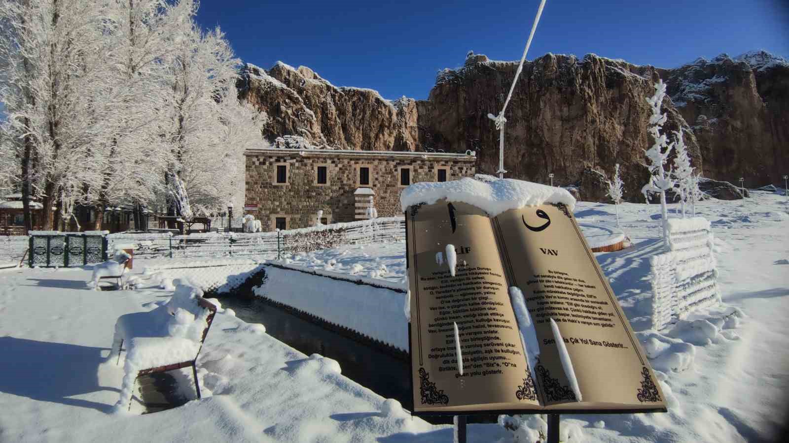 Van’da gece yağan kar kartpostallık manzaralar oluşturdu
