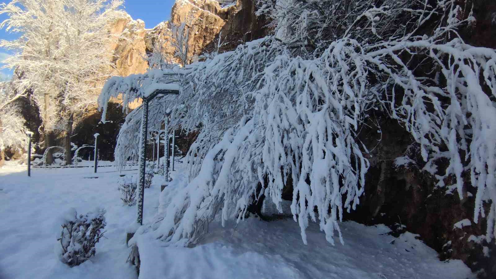 Van’da gece yağan kar kartpostallık manzaralar oluşturdu
