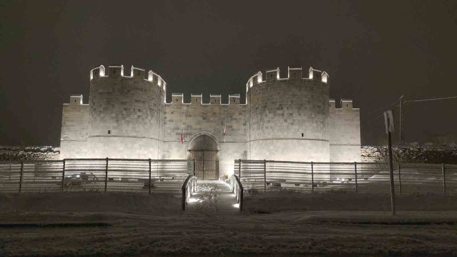 Van’da gece yağan kar kartpostallık manzaralar oluşturdu
