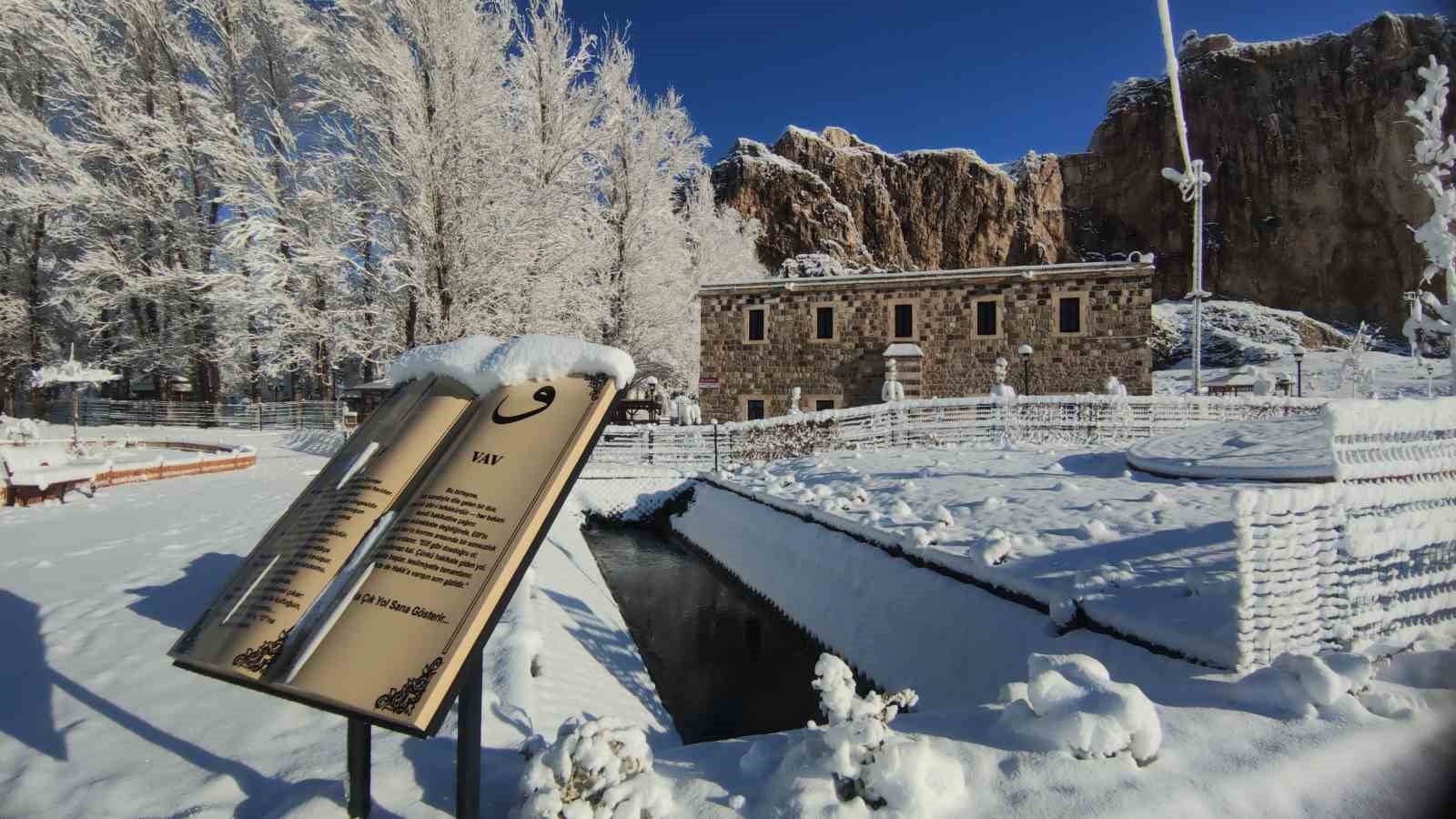 Van’da gece yağan kar kartpostallık manzaralar oluşturdu
