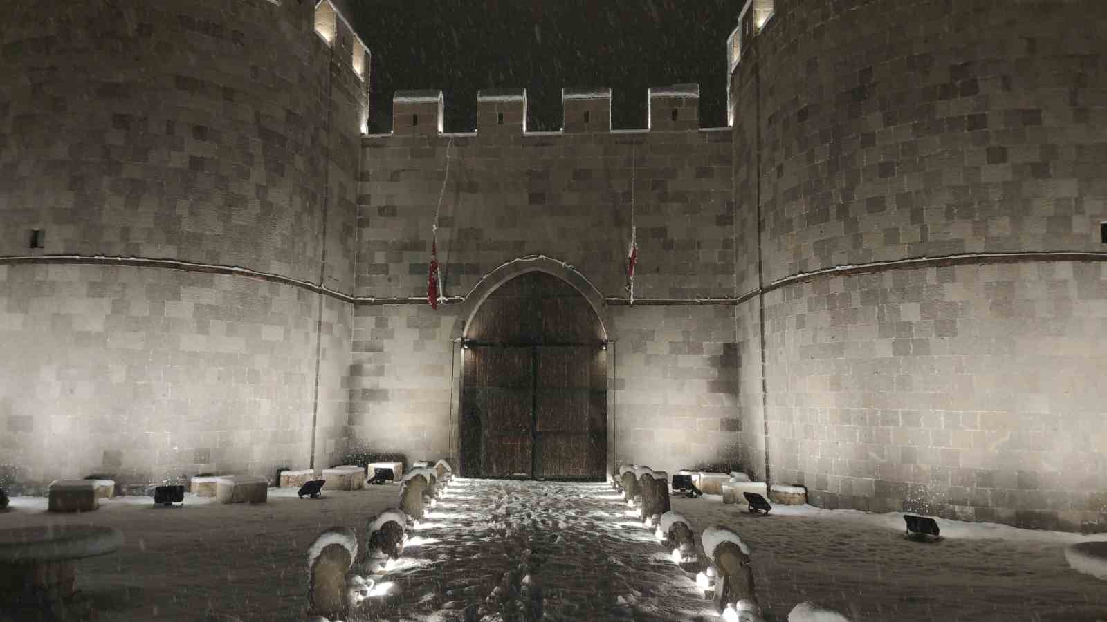 Van’da gece yağan kar kartpostallık manzaralar oluşturdu
