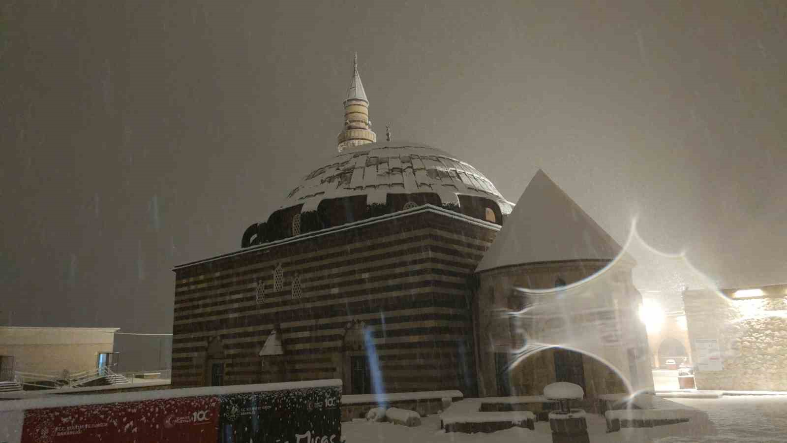 Van’da gece yağan kar kartpostallık manzaralar oluşturdu
