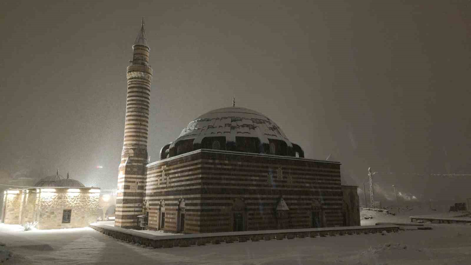 Van’da gece yağan kar kartpostallık manzaralar oluşturdu
