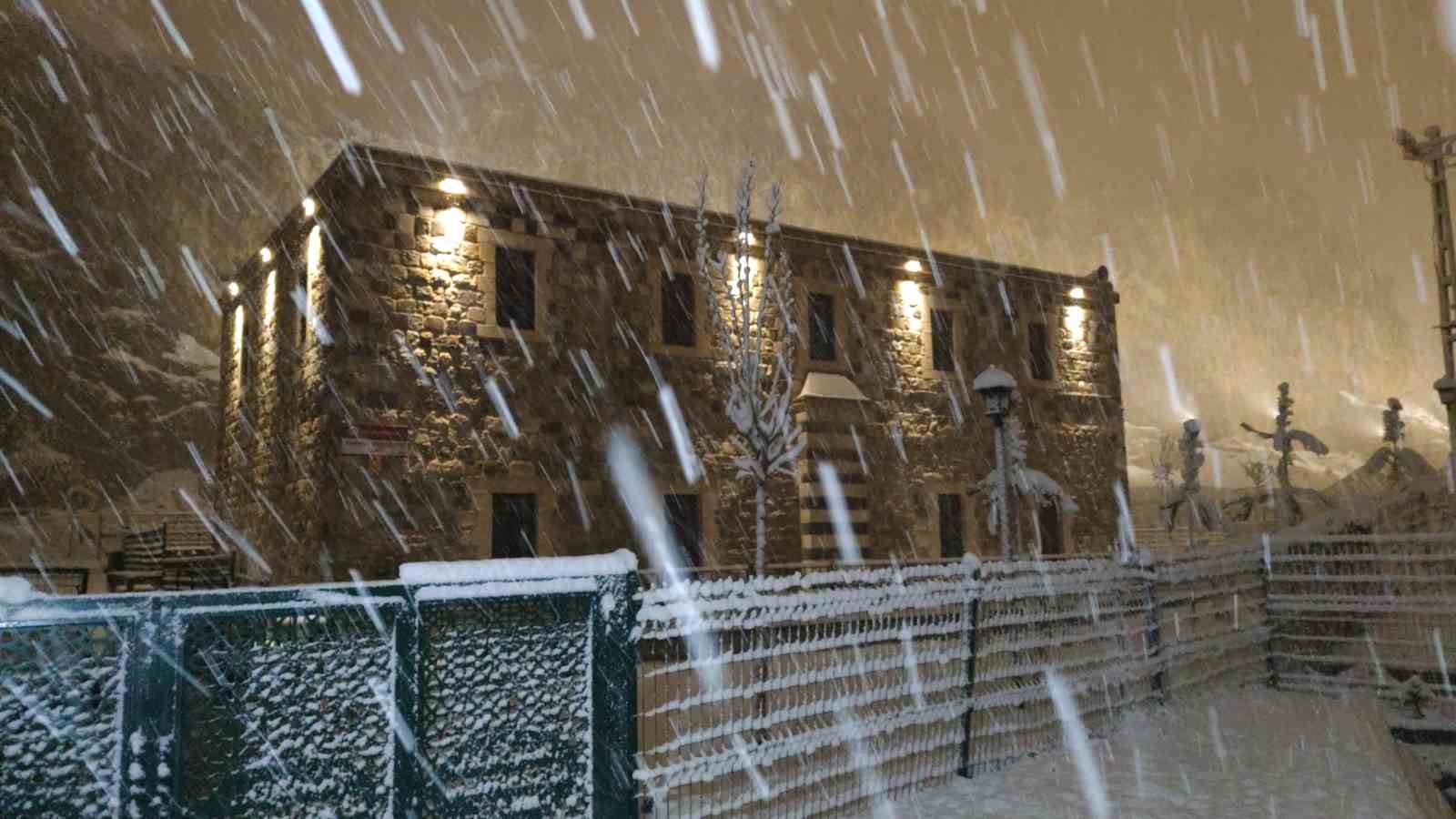 Van’da gece yağan kar kartpostallık manzaralar oluşturdu
