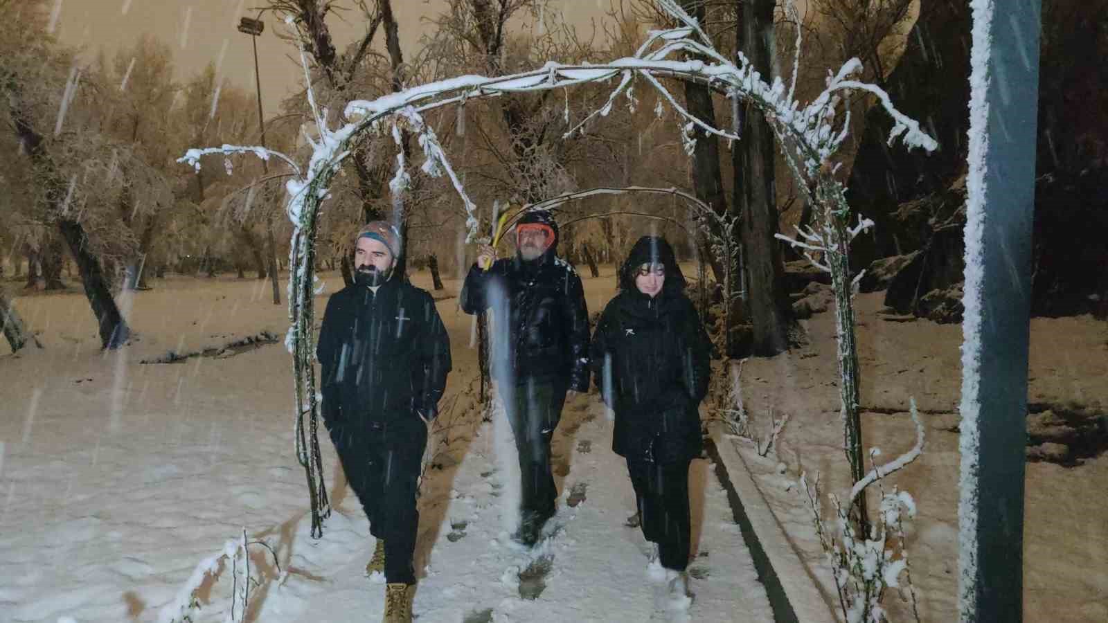 Van’da gece yağan kar kartpostallık manzaralar oluşturdu
