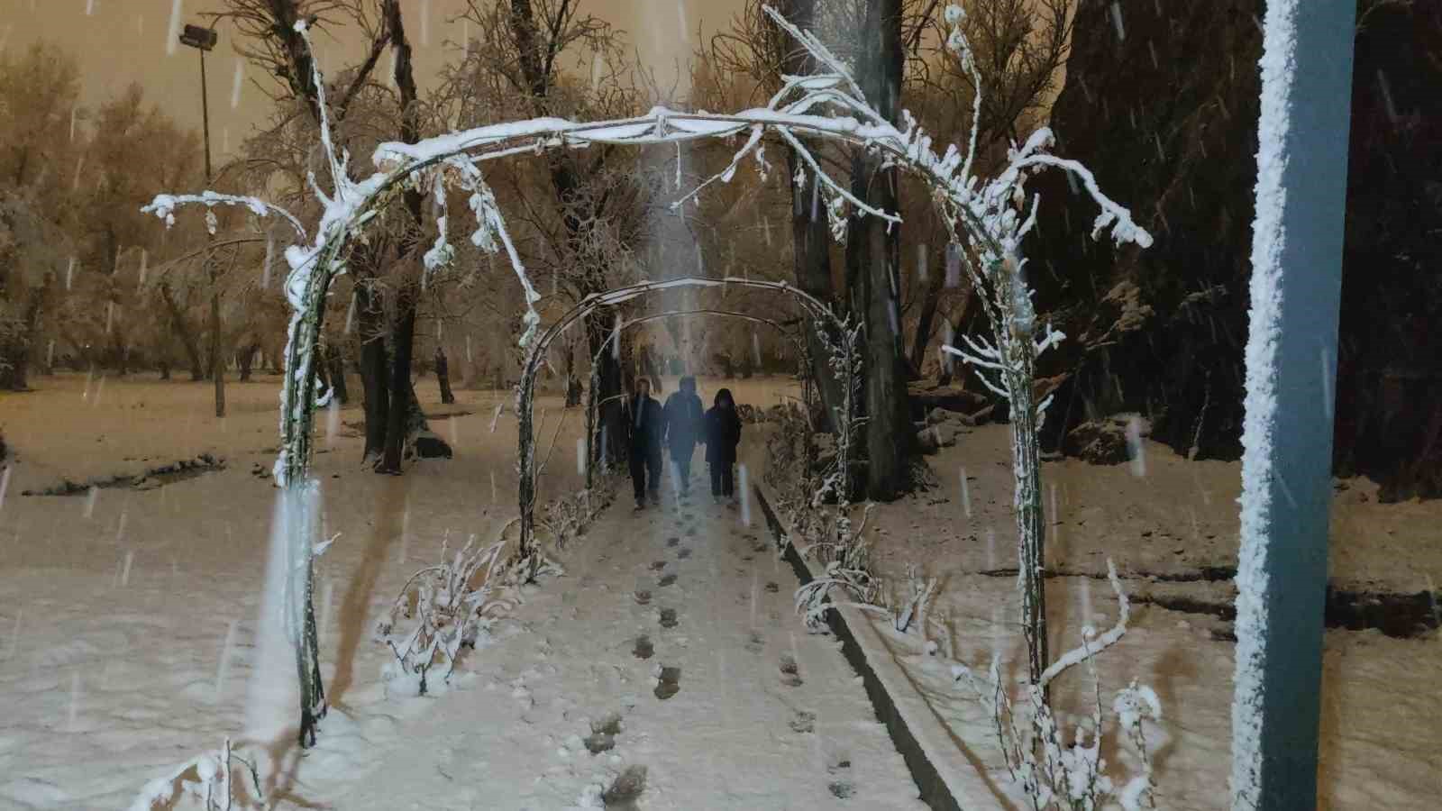 Van’da gece yağan kar kartpostallık manzaralar oluşturdu
