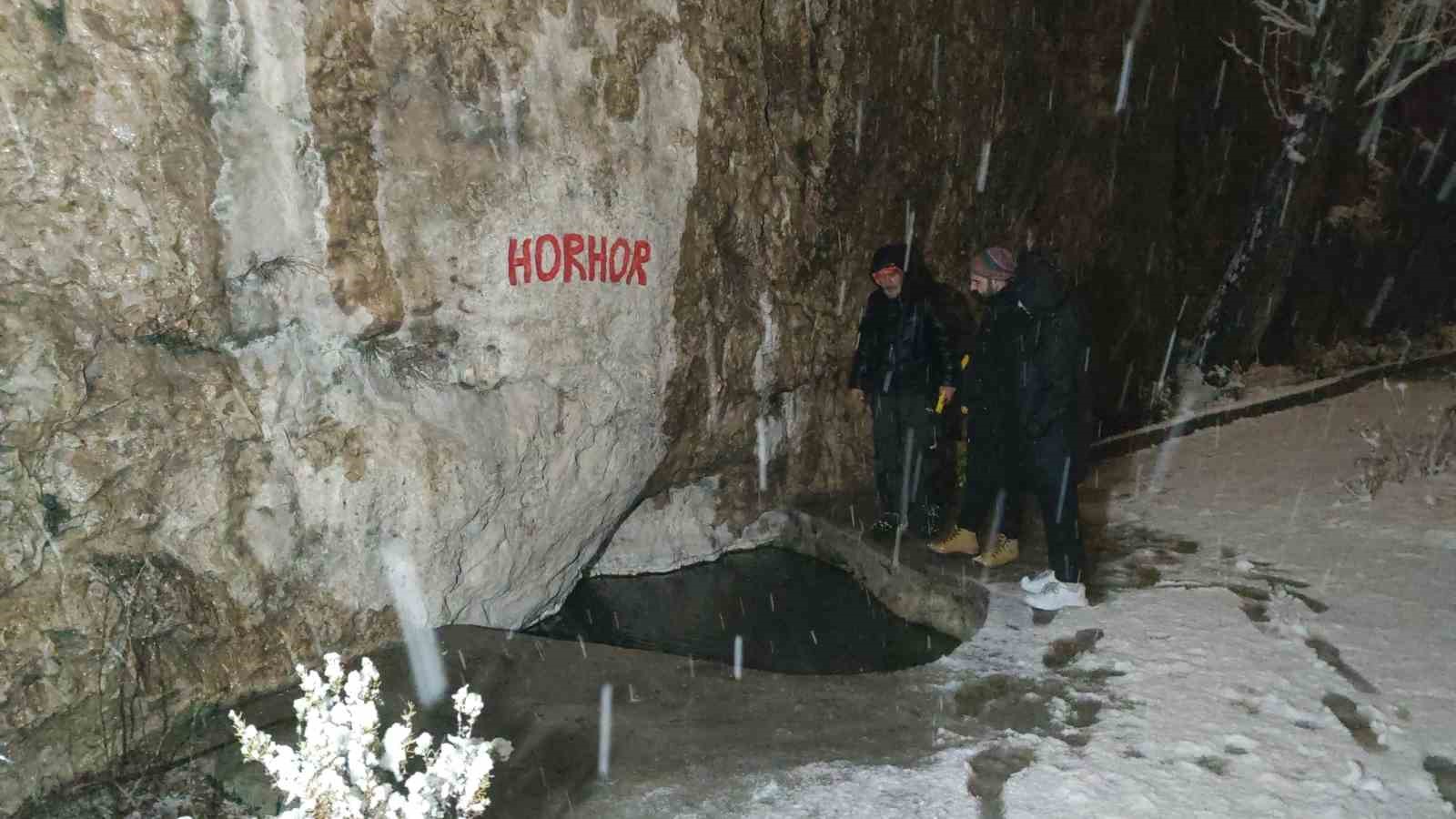 Van’da gece yağan kar kartpostallık manzaralar oluşturdu
