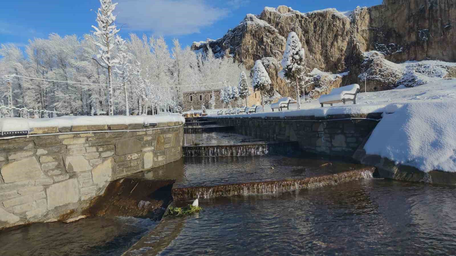 Van’da gece yağan kar kartpostallık manzaralar oluşturdu
