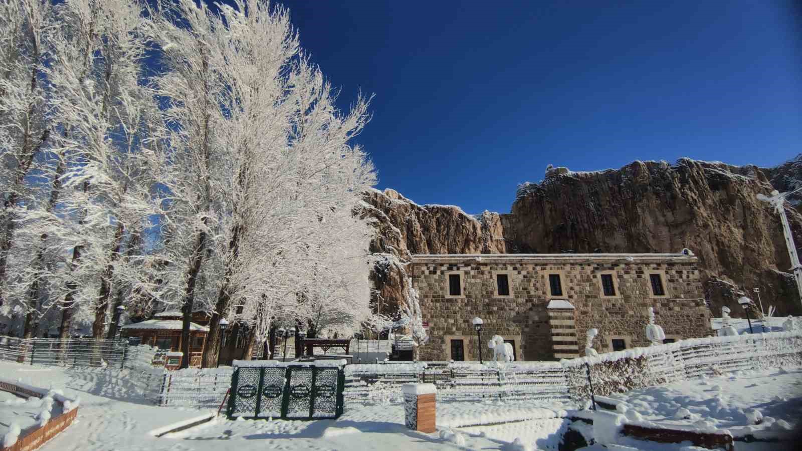 Van’da gece yağan kar kartpostallık manzaralar oluşturdu
