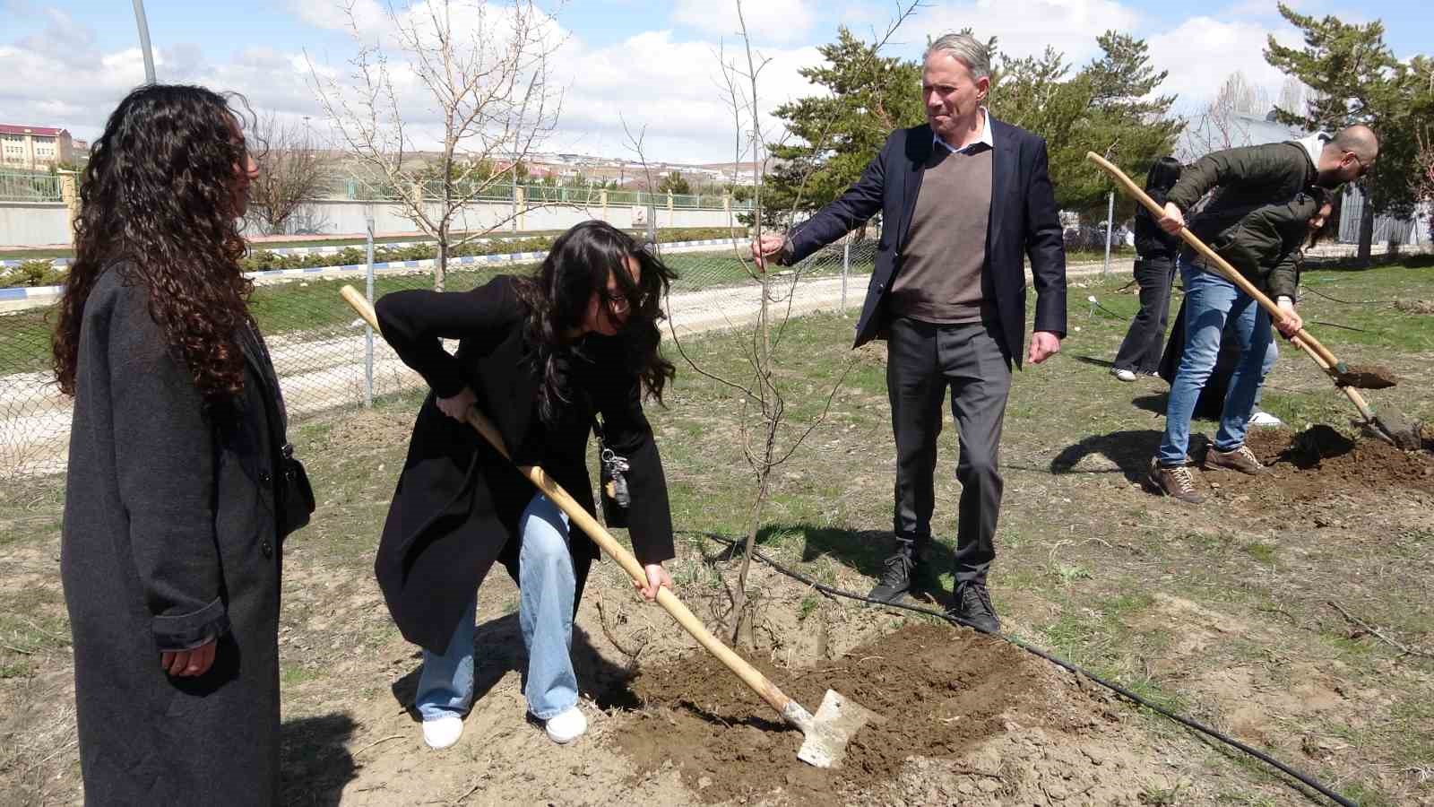 Van’da geleceğin diplomatları toprakla bağ kurdu
Van’da geleceğin diplomatları toprakla bağ kurdu