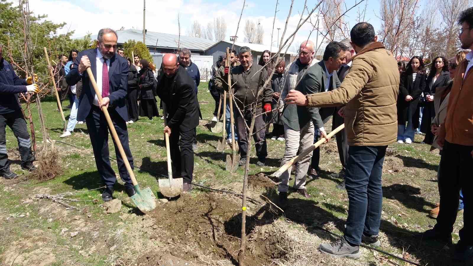 Van’da geleceğin diplomatları toprakla bağ kurdu
Van’da geleceğin diplomatları toprakla bağ kurdu