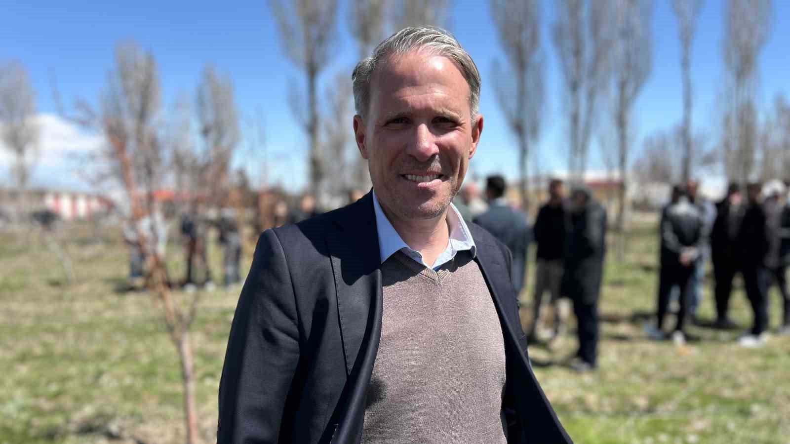 Van’da geleceğin diplomatları toprakla bağ kurdu
Van’da geleceğin diplomatları toprakla bağ kurdu