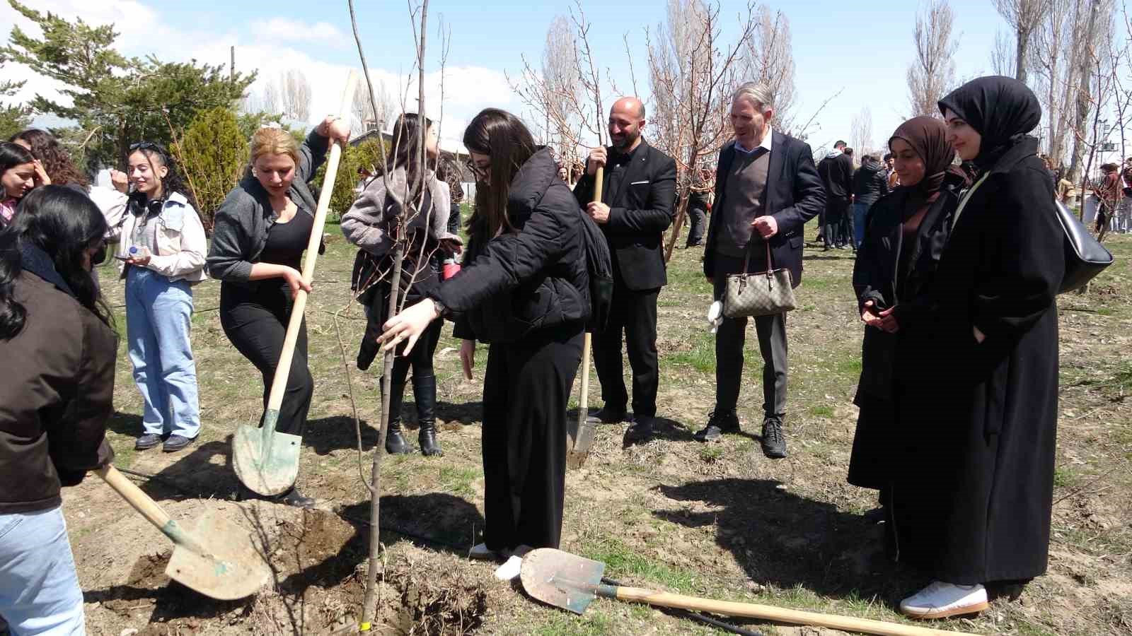Van’da geleceğin diplomatları toprakla bağ kurdu
Van’da geleceğin diplomatları toprakla bağ kurdu