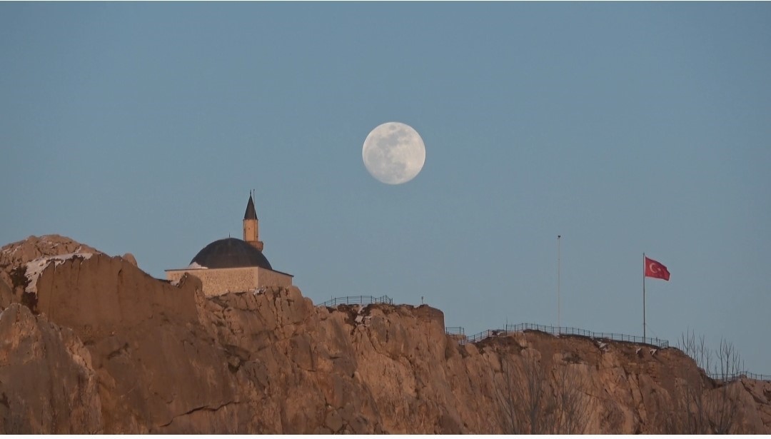 Van’da gökyüzü nöbet değişimi: Güneş çekildi, ay sahneye çıktı
