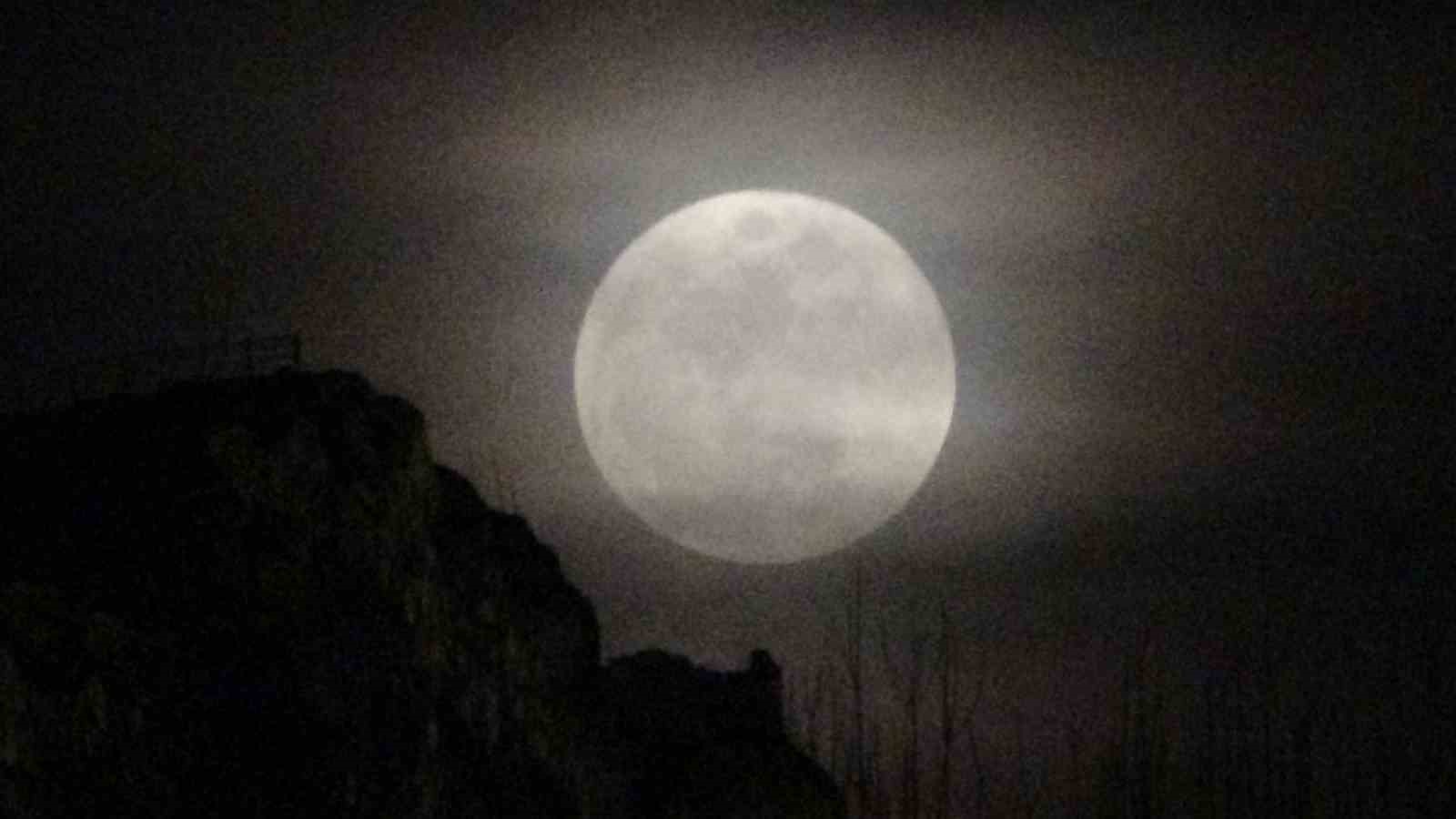 Van’da gökyüzü nöbet değişimi: Güneş çekildi, ay sahneye çıktı
