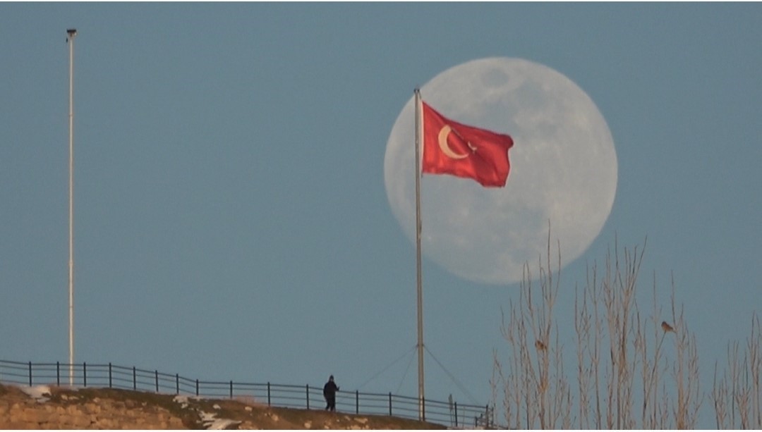 Van’da gökyüzü nöbet değişimi: Güneş çekildi, ay sahneye çıktı
